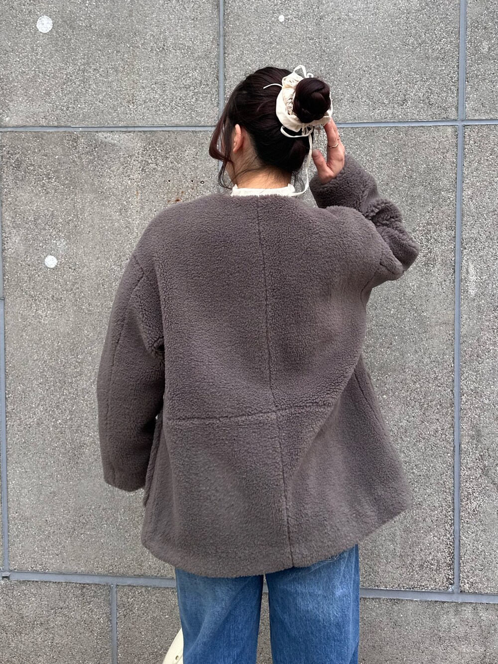 「冬コーデ、大人女子、オトナカジュアル、おでかけコーデ、デニムコーデ、デニム、大人コーデ、カジュアルガーリー、カジュアルスタイル、アウター、ミドル丈アウター、ボアアウター」｜「fredy emueのボアミドル丈コート（ノーカラーコート、ブラウン系）」を使った、Maikaさん（レディース・163cm）の冬コーディネートの5枚目の写真