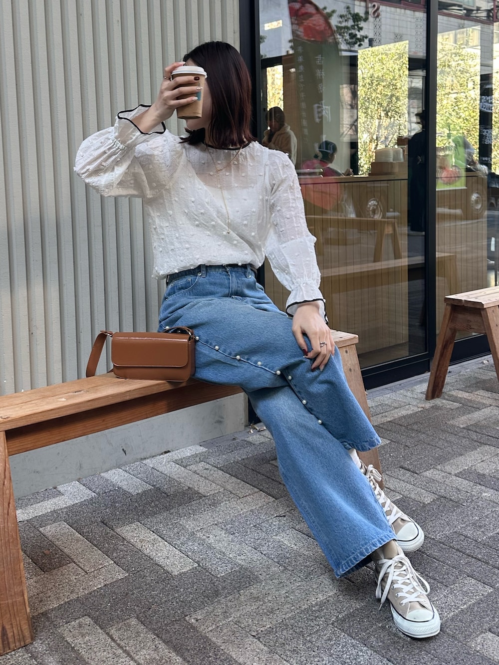 「春コーデ、春服コーデ、春、デニムコーデ、大人コーデ、オトナカジュアル、春服、大人可愛い、ブラウスコーデ、ブラウス、ブラウス×デニム、パールデニム、スニーカー、スニーカーコーデ、コンバース」｜「fredy emueのパール付きセミワイドデニムパンツ（デニムパンツ、ブルー系）」を使った、Maikaさん（レディース・163cm）の春コーディネートの4枚目の写真