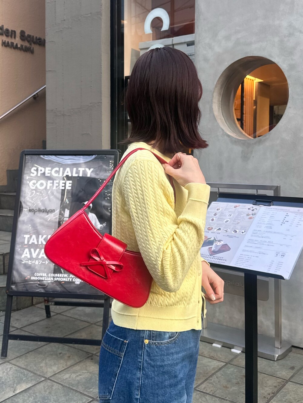 「大人女子、パンツスタイル、大人ガーリー、カーディガン、ケーブルニット、ケーブルカーディガン、デニム、デニムパンツ、センタープレスパンツ、春、春コーデ、春色、カーディガンコーデ、春色コーデ、カジュアルガーリー」｜「fredy emueのFR刺繍ミニケーブル柄カーディガン（カーディガン/ボレロ、イエロー系）」を使った、Maikaさん（レディース・163cm）の冬コーディネートの4枚目の写真