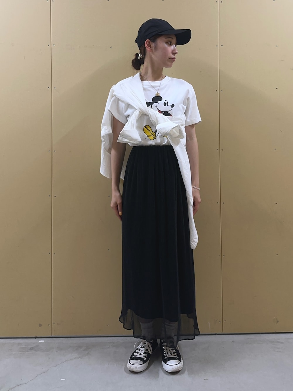 「レイヤードスタイル、きれいめカジュアル、夏コーデ、休日スタイル、カジュアルガーリー、スカート、ラメスカート、ミッキーT、Tシャツ、長袖シャツ、梅雨コーデ、雨の日コーデ、キャップ、プリーツスカート、ディズニーコーデ」｜「fredy emueのラメプリーツセミフレアスカート（スカート、ブラック系）」を使った、Maikaさん（レディース・163cm）の夏コーディネートの5枚目の写真