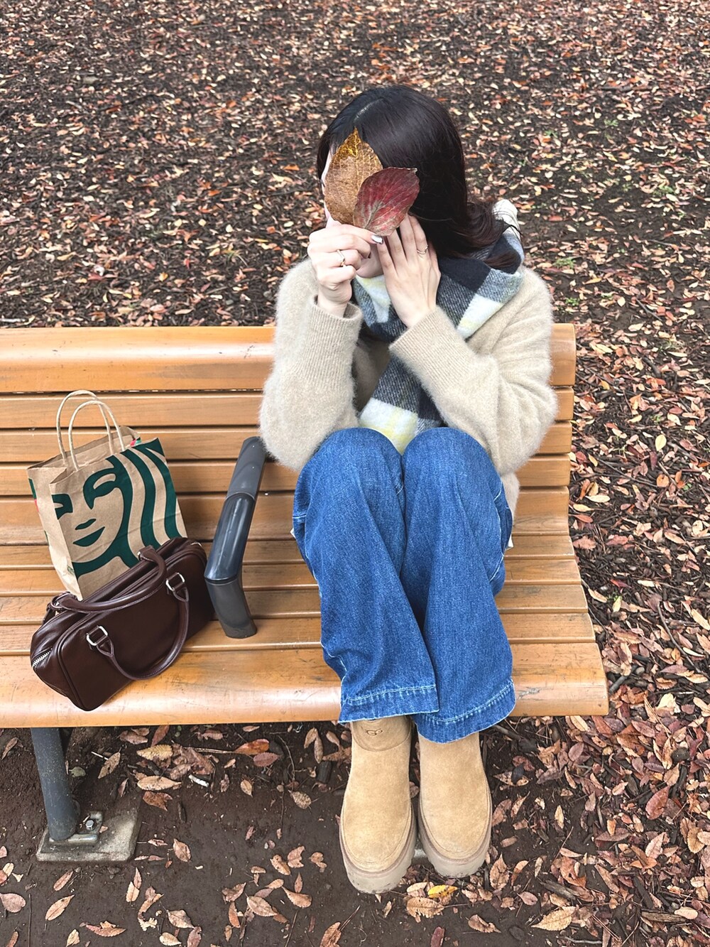 「ブラウン、休日スタイル、ニット、お出かけコーデ、デニム、大人かわいい、秋服、紅葉コーデ、公園コーデ、マフラー、レイヤードスタイル、FOX混ニット、ボストンバッグ、セミワイドデニム、Vネックニット」|「fredy emueのFOX混Vネックニットプルオーバー(ニット/セーター、イエロー系)」を使った、Maikaさん(レディース・163cm)の秋コーディネートの6枚目の写真
