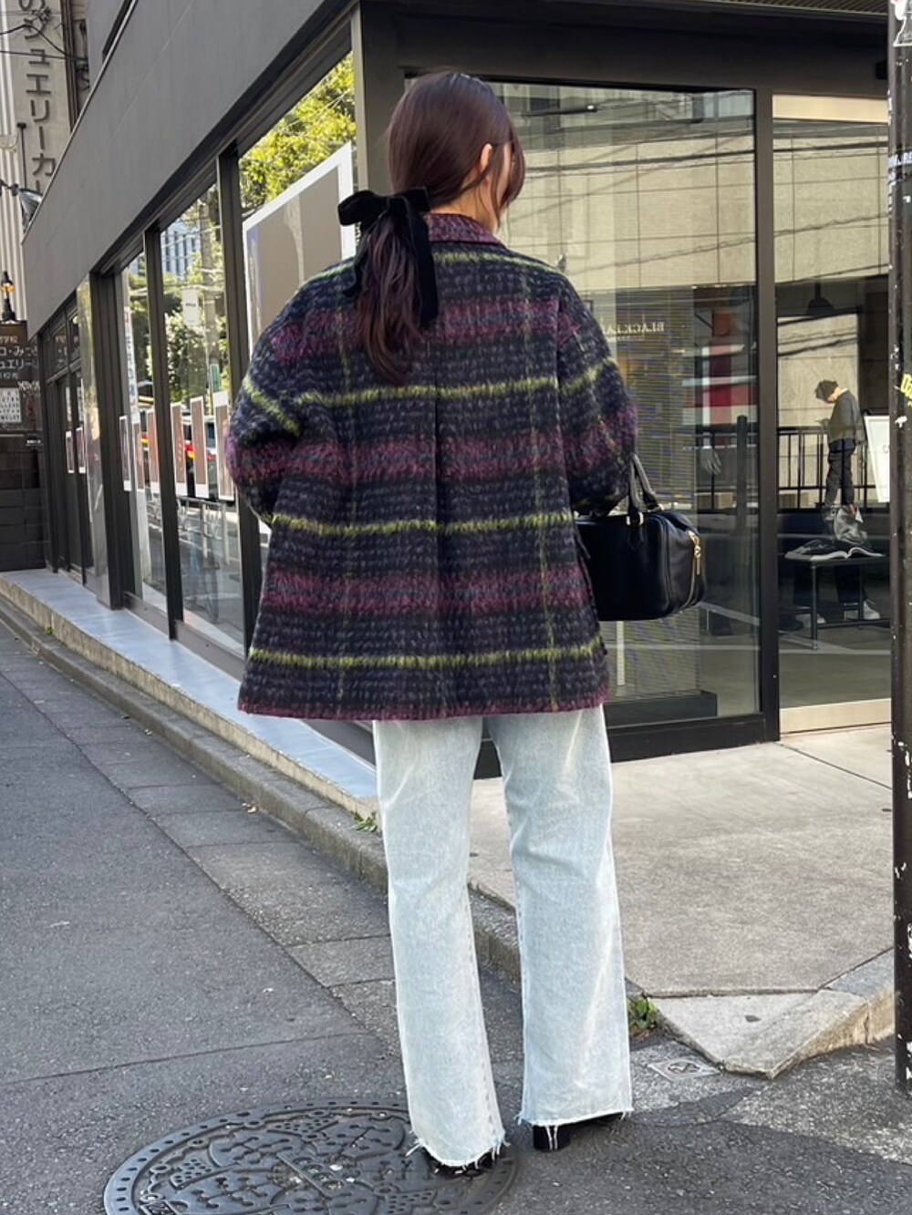 「真冬のあったかスタイル、大人可愛い、カジュアルスタイル、きれいめコーデ、パンツスタイル、アウターコーデ、レディースファッション、大人かわいい、シャギー、シャギーコート、ヘアカフ、リボンカフ、デニム、デニムパンツ、デニムコーデ」｜「fredy emueのカットオフセミフレアデニムパンツ（デニムパンツ、ブルー系）」を使った、Maikaさん（レディース・163cm）の冬コーディネートの2枚目の写真