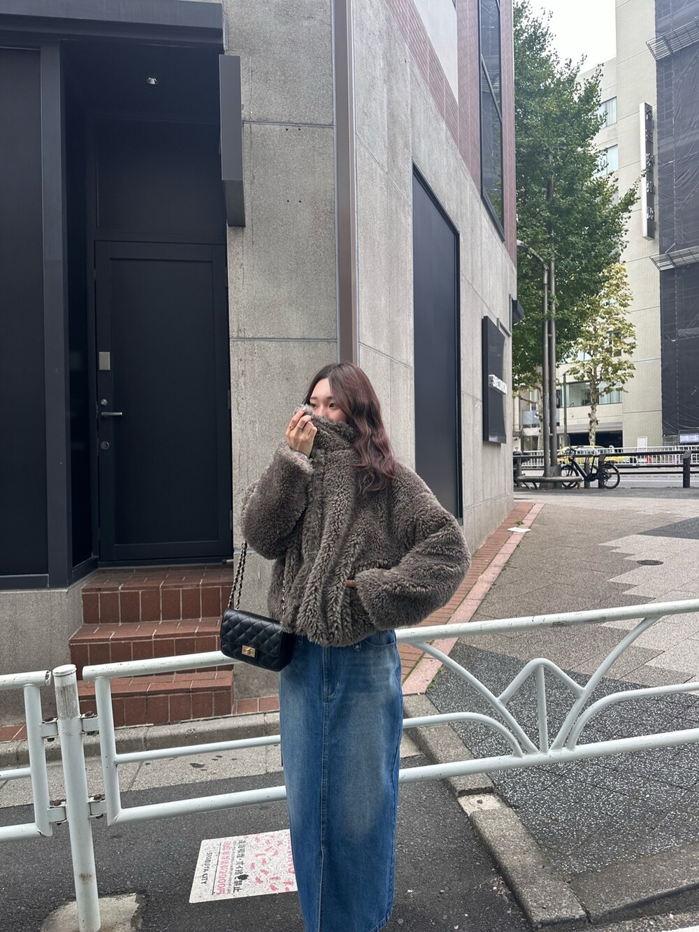 「冬コーデ、クリスマスに着たい服、デニム、ブーツ、ニット、アウター、ファーコート、コート、スカート、デニムスカート、スウェットニット、ニットコーデ」|「fredy emueのデニムロングスカート(デニムスカート、ブルー系)」を使った、Maikaさん(レディース・163cm)の冬コーディネートの2枚目の写真