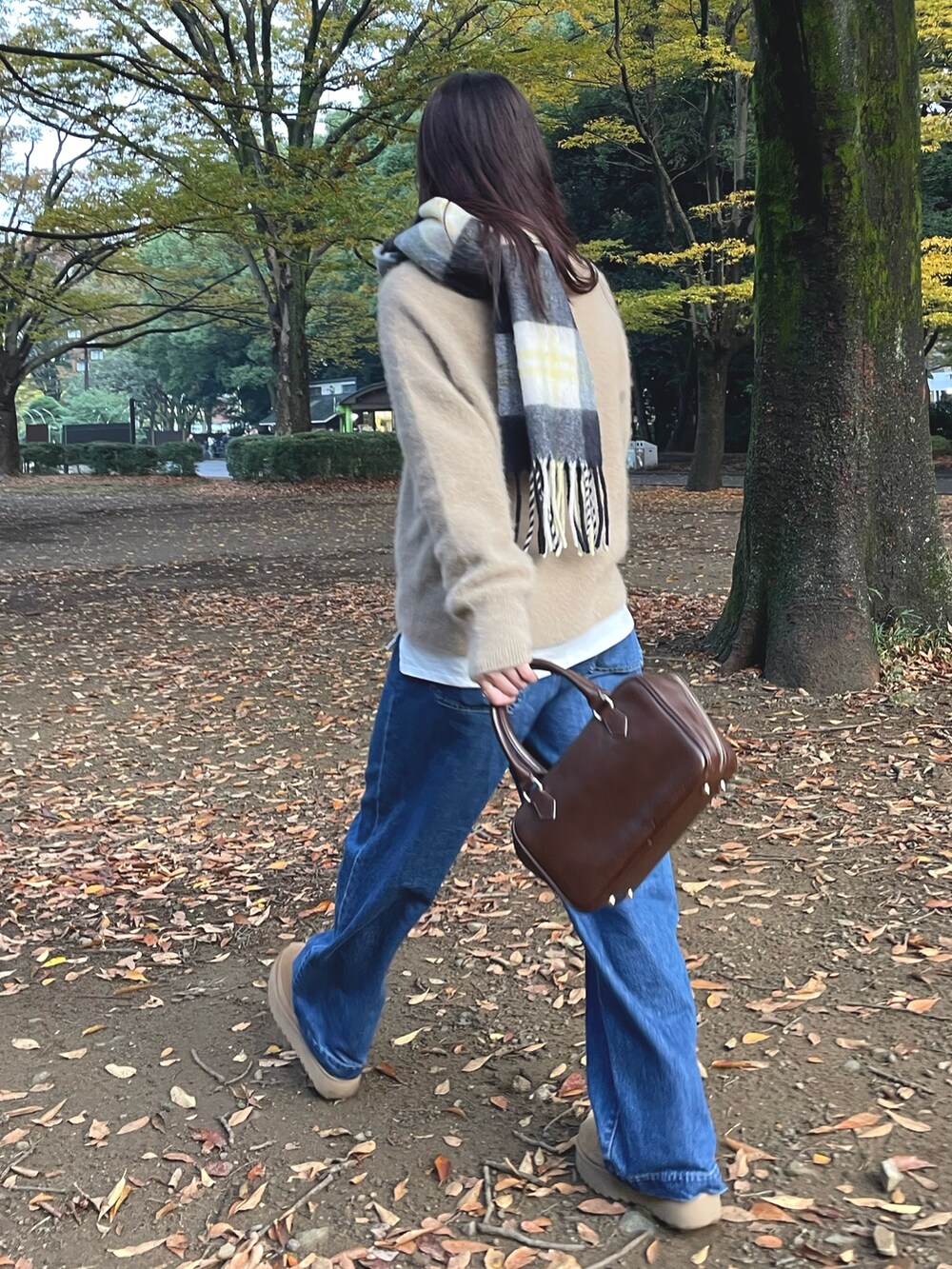 「ブラウン、休日スタイル、ニット、お出かけコーデ、デニム、大人かわいい、秋服、紅葉コーデ、公園コーデ、マフラー、レイヤードスタイル、FOX混ニット、ボストンバッグ、セミワイドデニム、Vネックニット」|「fredy emueのFOX混Vネックニットプルオーバー(ニット/セーター、イエロー系)」を使った、Maikaさん(レディース・163cm)の秋コーディネートの3枚目の写真