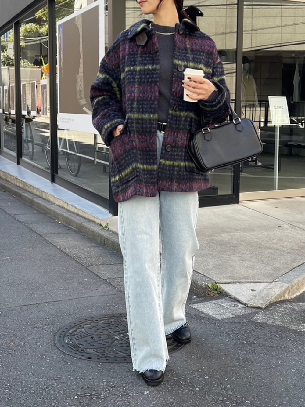 「真冬のあったかスタイル、大人可愛い、カジュアルスタイル、きれいめコーデ、パンツスタイル、アウターコーデ、レディースファッション、大人かわいい、シャギー、シャギーコート、ヘアカフ、リボンカフ、デニム、デニムパンツ、デニムコーデ」｜「fredy emueのカットオフセミフレアデニムパンツ（デニムパンツ、ブルー系）」を使った、Maikaさん（レディース・163cm）の冬コーディネートの4枚目の写真