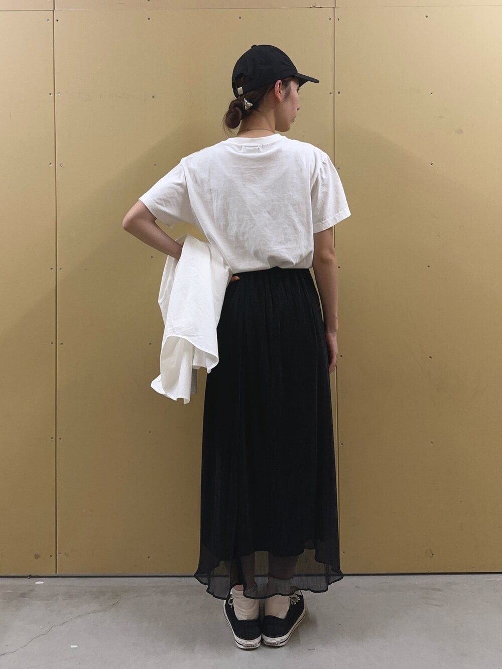 「レイヤードスタイル、きれいめカジュアル、夏コーデ、休日スタイル、カジュアルガーリー、スカート、ラメスカート、ミッキーT、Tシャツ、長袖シャツ、梅雨コーデ、雨の日コーデ、キャップ、プリーツスカート、ディズニーコーデ」｜「fredy emueのラメプリーツセミフレアスカート（スカート、ブラック系）」を使った、Maikaさん（レディース・163cm）の夏コーディネートの4枚目の写真