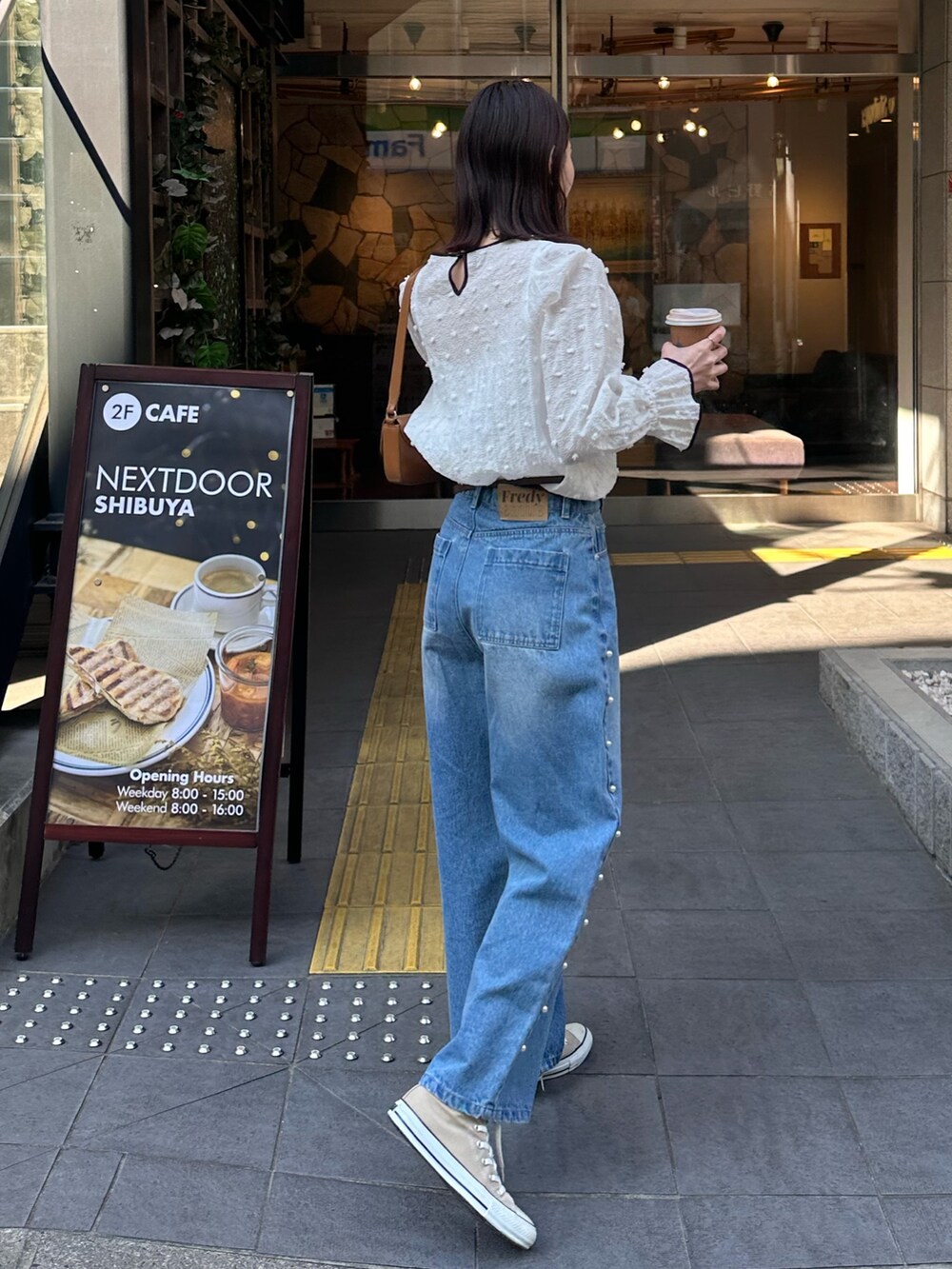 「春コーデ、春服コーデ、春、デニムコーデ、大人コーデ、オトナカジュアル、春服、大人可愛い、ブラウスコーデ、ブラウス、ブラウス×デニム、パールデニム、スニーカー、スニーカーコーデ、コンバース」｜「fredy emueのパール付きセミワイドデニムパンツ（デニムパンツ、ブルー系）」を使った、Maikaさん（レディース・163cm）の春コーディネートの7枚目の写真