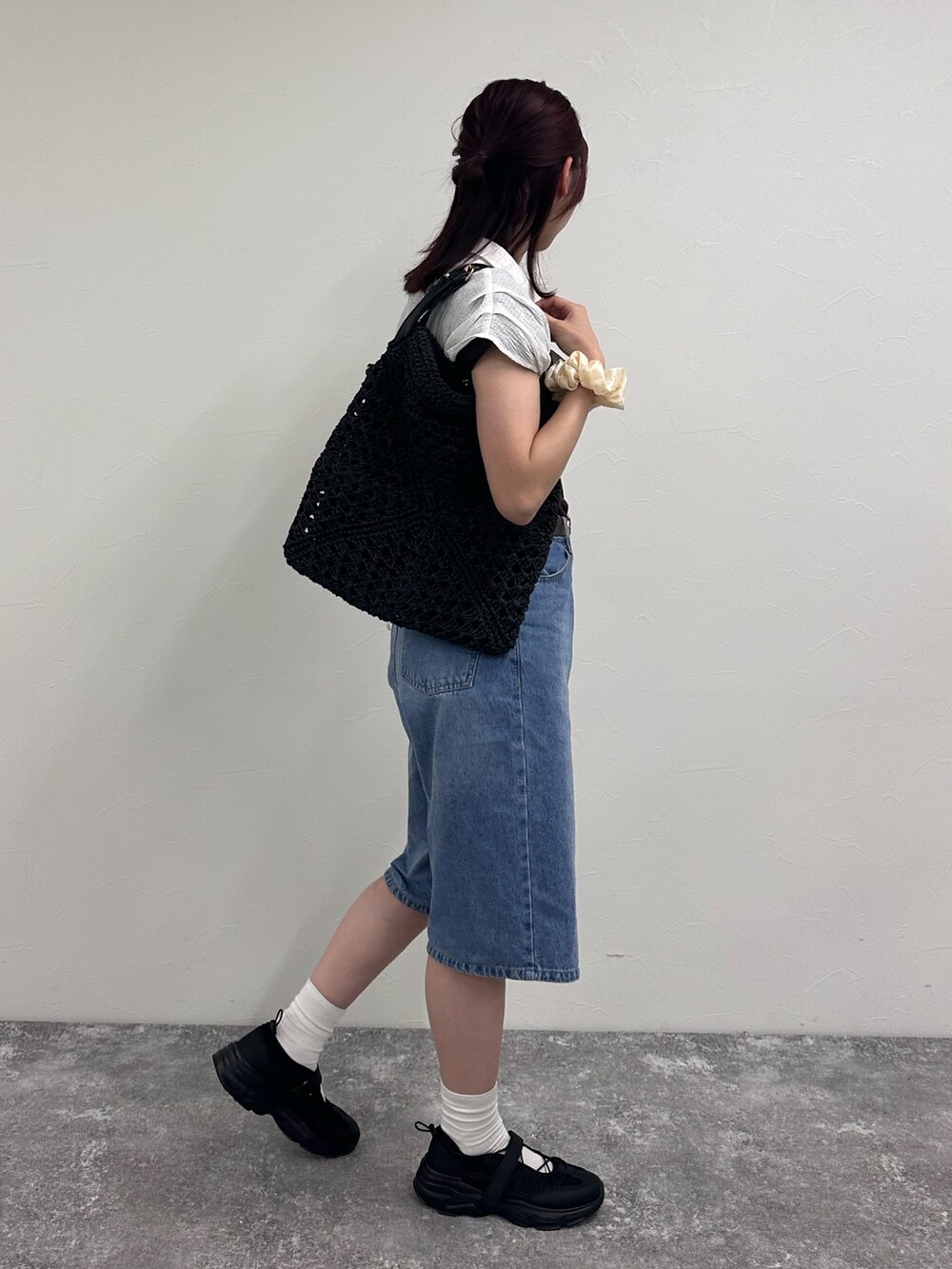 ブルー系のその他パンツ、ブラック系のスニーカー、ブラウン系のTシャツ/カットソーを着用したレディースの夏コーディネートの2枚目の写真