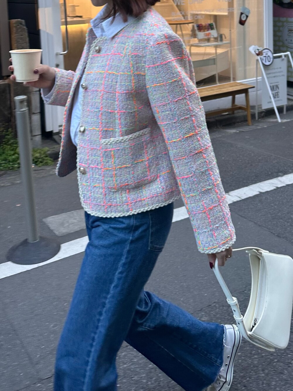 「春色、春服、大人可愛い、パンツスタイル、春、カジュアルガーリー、ツイードジャケット、デニム、デニムコーデ、シャツ、シャツスタイル、レイヤードスタイル、レイヤード、ピンクコーデ、春コーデ」｜「fredy emueのカットオフセミフレアデニムパンツ（デニムパンツ、ブルー系）」を使った、Maikaさん（レディース・163cm）の冬コーディネートの6枚目の写真