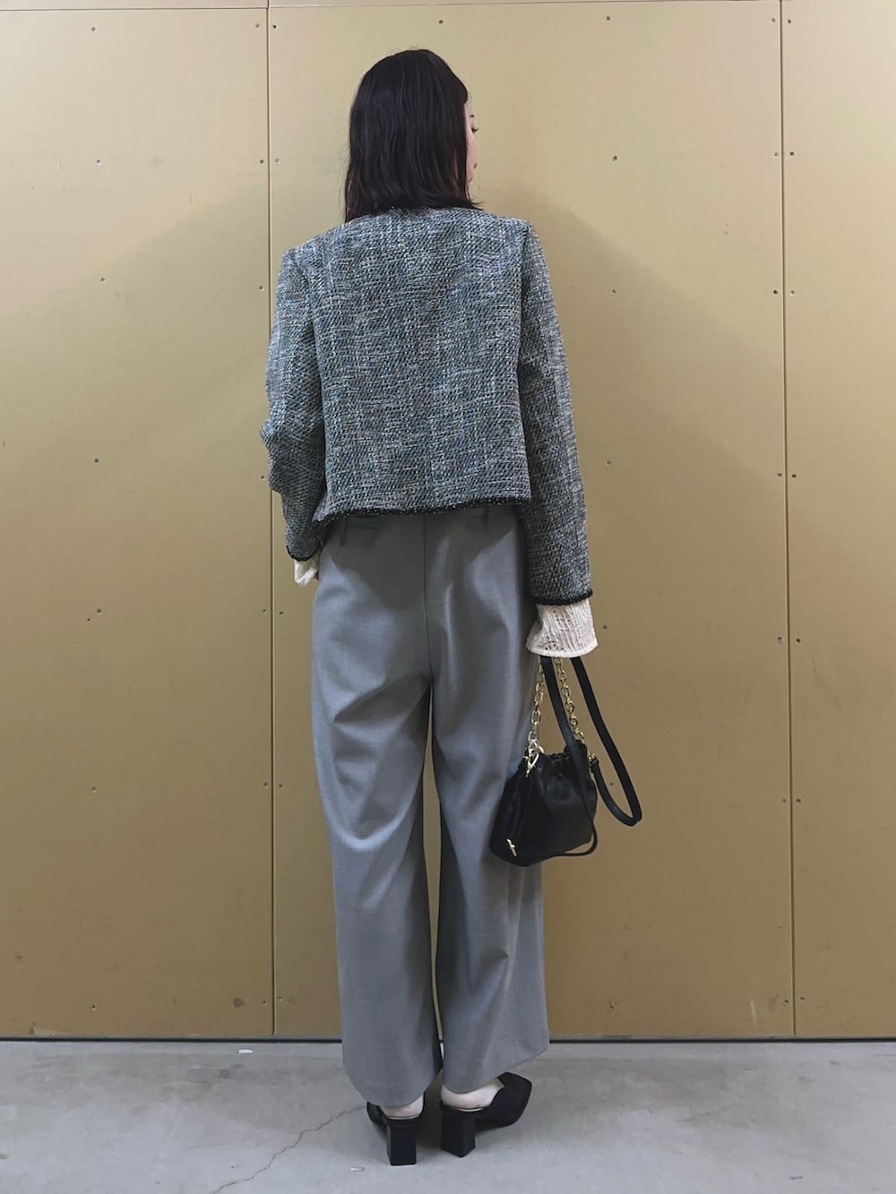 「オトナカジュアル、キレイめ、春服コーデ、着回しコーデ、大人かわいい、ママファッション、カジュアルガーリー、ツイード、ツイードジャケット、入学式、卒業式、オールインワン、きれいめカジュアル、グレー、春アウター」｜「fredy emueのリネンライクキャミオールインワン（つなぎ/オールインワン、グレー系）」を使った、Maikaさん（レディース・163cm）の冬コーディネートの3枚目の写真