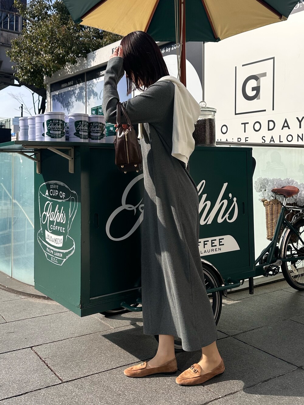 「ニットワンピース、オトナ女子、ゆるコーデ、春服、ワンピース、ワンピーススタイル、カーディガン、カーディガンコーデ、カーディガン肩かけ、ボストンバッグ、リブニット、グレーコーデ、グレーのニット、春、春コーデ」｜「fredy emueのフレアスリーブリブカットワンピース（ワンピース、グレー系）」を使った、Maikaさん（レディース・163cm）の冬コーディネートの5枚目の写真