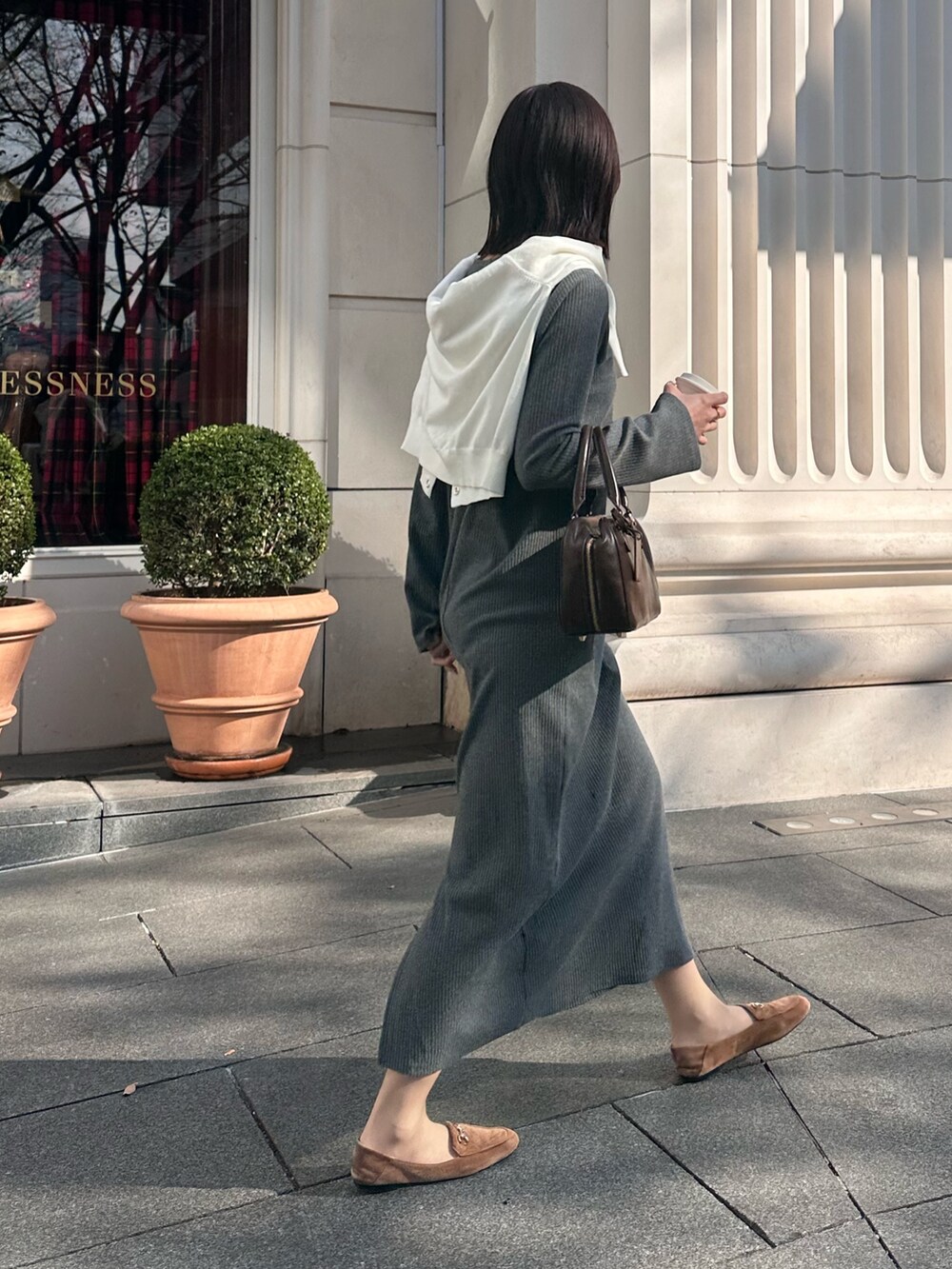 「ニットワンピース、オトナ女子、ゆるコーデ、春服、ワンピース、ワンピーススタイル、カーディガン、カーディガンコーデ、カーディガン肩かけ、ボストンバッグ、リブニット、グレーコーデ、グレーのニット、春、春コーデ」｜「fredy emueのフレアスリーブリブカットワンピース（ワンピース、グレー系）」を使った、Maikaさん（レディース・163cm）の冬コーディネートの3枚目の写真