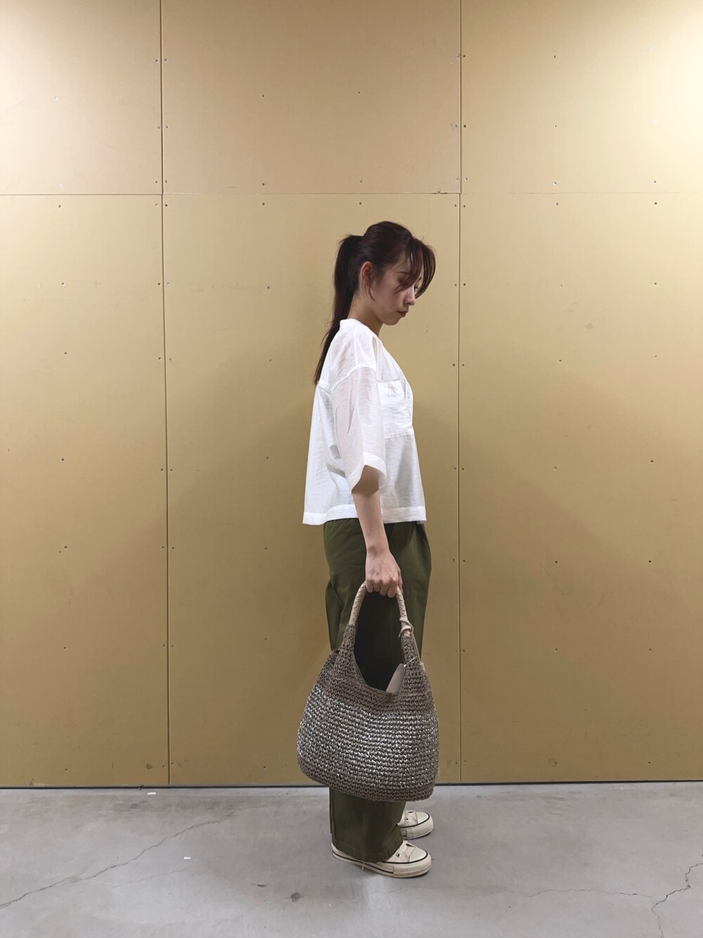 グリーン系のチノパンツ、ホワイト系のシャツ/ブラウス、ベージュ系のTシャツ/カットソーを着用したレディースの夏コーディネートの5枚目の写真