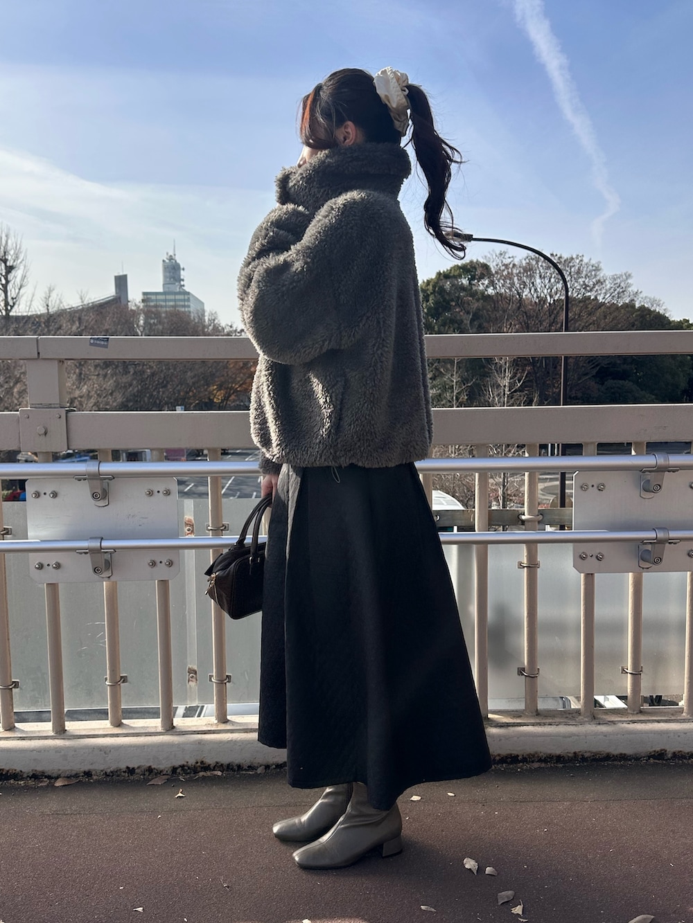 「オトナカワイイ、オトナカジュアル、おでかけコーデ、真冬のあったかスタイル、秋冬コーデ、キレイめ、アウターコーデ、カジュアルガーリー、カジュアルガーリーコーデ、フレアスカート、キルティングスカート、ボストンバッグ、ファーコート、アウター、ブーツ」｜「fredy emueのキルティングタックスカート（スカート、ブラック系）」を使った、Maikaさん（レディース・163cm）の冬コーディネートの3枚目の写真