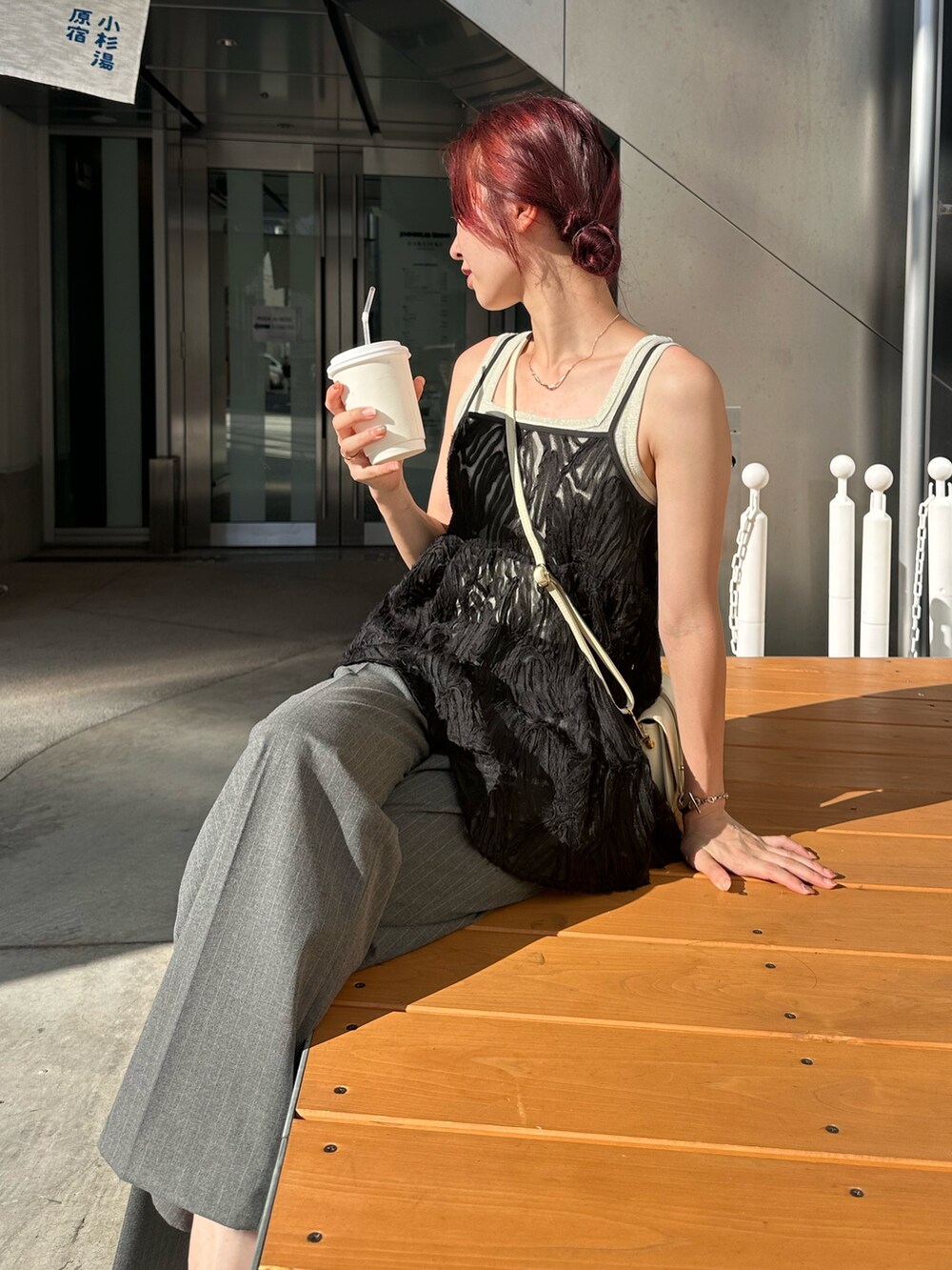「レイヤードスタイル、お出かけコーデ、夏コーデ、ビスチェ、サンダル、休日スタイル、大人カジュアルコーデ、きれいめコーデ、秋先取りコーデ、スラックス、ストライプパンツ、キャミビスチェ、レイヤード、パンツコーデ、ショルダーバッグ」｜「fredy emueのチュールバテンレースキャミビスチェ（キャミソール、ブラック系）」を使った、Maikaさん（レディース・163cm）の夏コーディネートの3枚目の写真