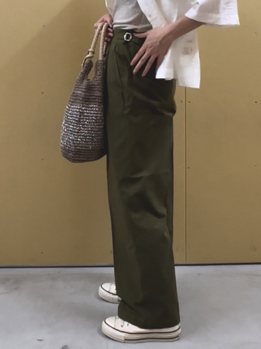 グリーン系のチノパンツ、ホワイト系のシャツ/ブラウス、ベージュ系のTシャツ/カットソーを着用したレディースの夏コーディネートの6枚目の写真