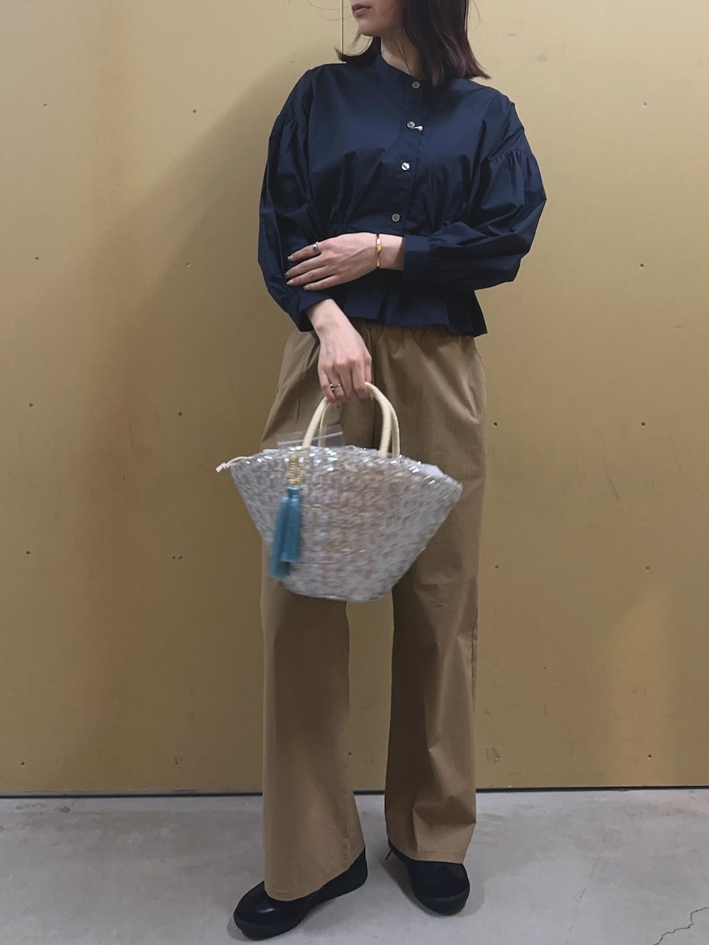「春色、春服コーデ、大人コーデ、シンプルコーデ、大人女子、シャツ/ブラウス、オトナカワイイ、シャツ、シャツスタイル、クロップドトップス、綿ナイロン、セミワイドパンツ、スパンコール、スパンコールバック、お出かけコーデ」｜「fredy emueのクロップドウエストギャザーブラウス（シャツ/ブラウス、ブルー系）」を使った、Maikaさん（レディース・163cm）の春コーディネートの3枚目の写真