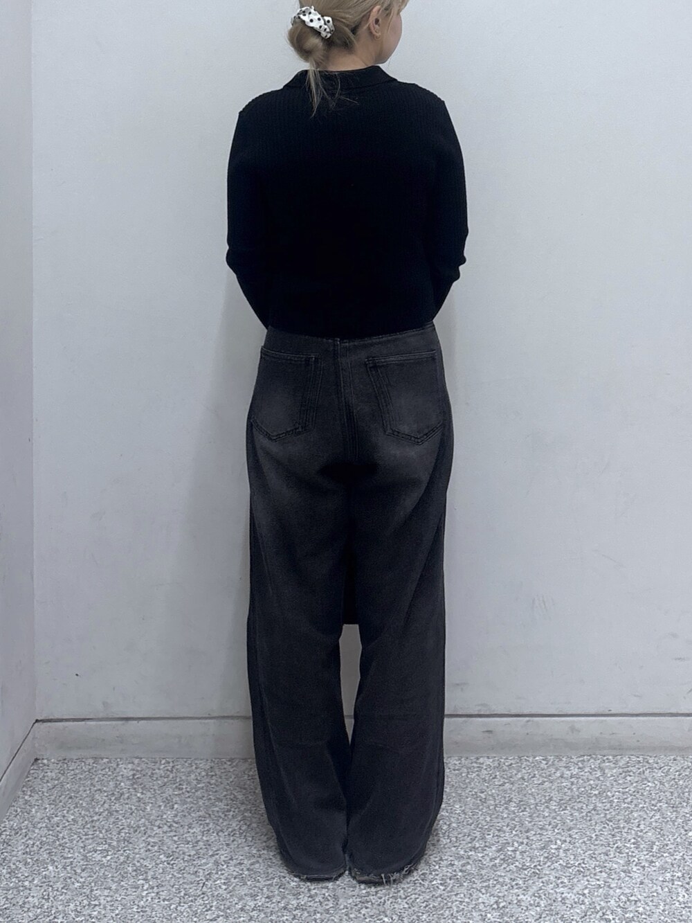 ブラック系のニット/セーター、ブラック系のデニムパンツを着用したレディースの冬コーディネートの3枚目の写真