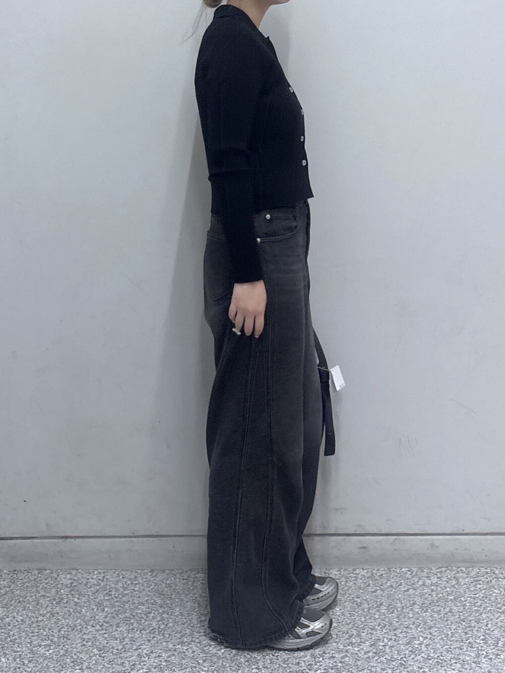 ブラック系のニット/セーター、ブラック系のデニムパンツを着用したレディースの冬コーディネートの4枚目の写真