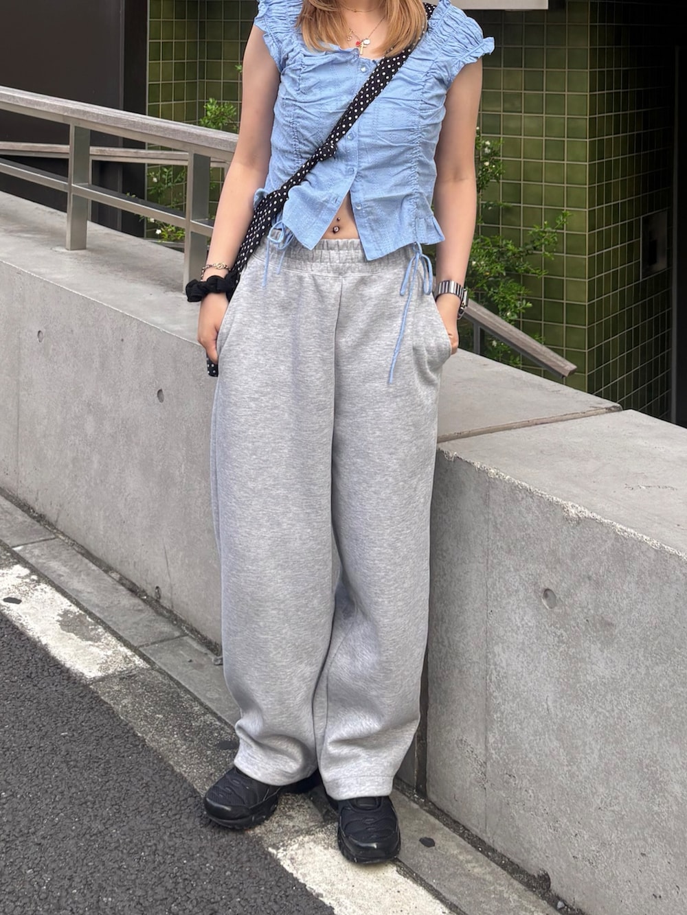 「夏ルックで気分アップ、カラーコーデ、テーマパークコーデ、シンプルコーデ、夏コーデ、韓国ファッション、スニーカー、プチプラ、お出かけコーデ、フェススタイル」｜「FREE'S MARTの◆ドロストリボンフレンチブラウス（シャツ/ブラウス、ブルー系）」を使った、nanakaさん（骨格ストレート・レディース・158cm）の夏コーディネートの2枚目の写真