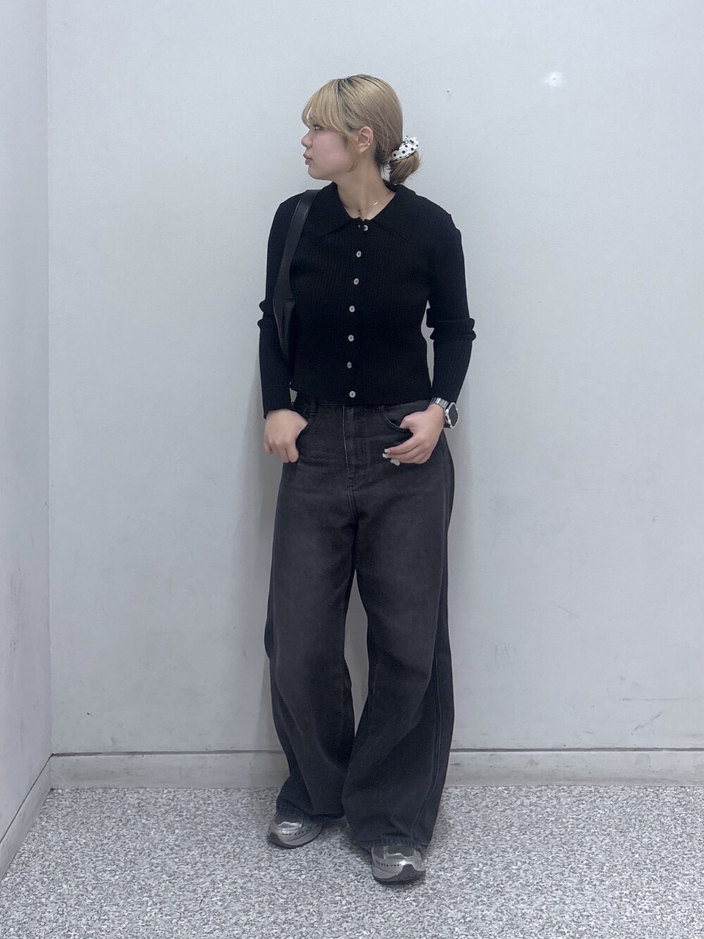 ブラック系のニット/セーター、ブラック系のデニムパンツを着用したレディースの冬コーディネートの2枚目の写真