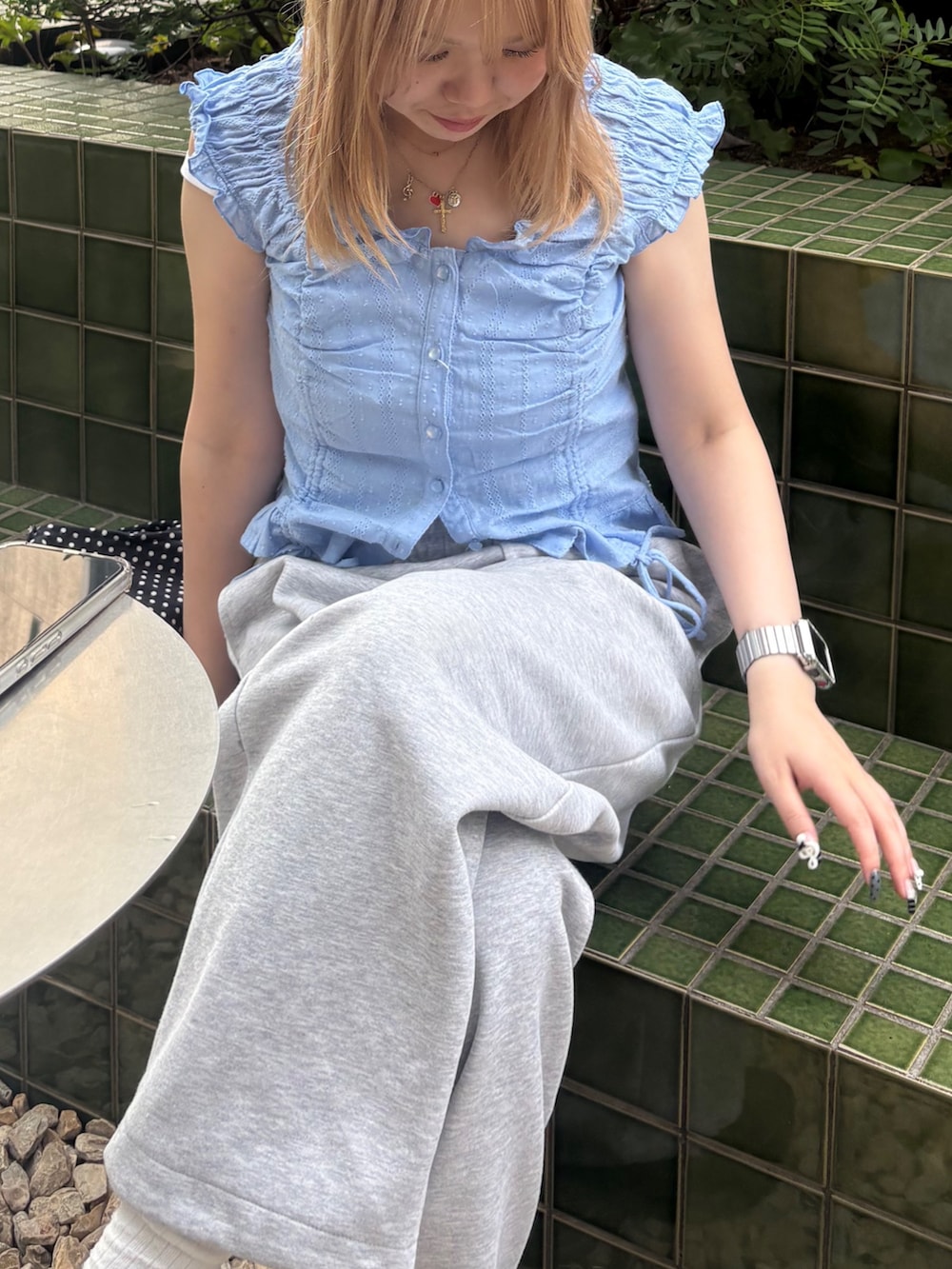 「夏ルックで気分アップ、カラーコーデ、テーマパークコーデ、シンプルコーデ、夏コーデ、韓国ファッション、スニーカー、プチプラ、お出かけコーデ、フェススタイル」｜「FREE'S MARTの◆ドロストリボンフレンチブラウス（シャツ/ブラウス、ブルー系）」を使った、nanakaさん（骨格ストレート・レディース・158cm）の夏コーディネートの3枚目の写真