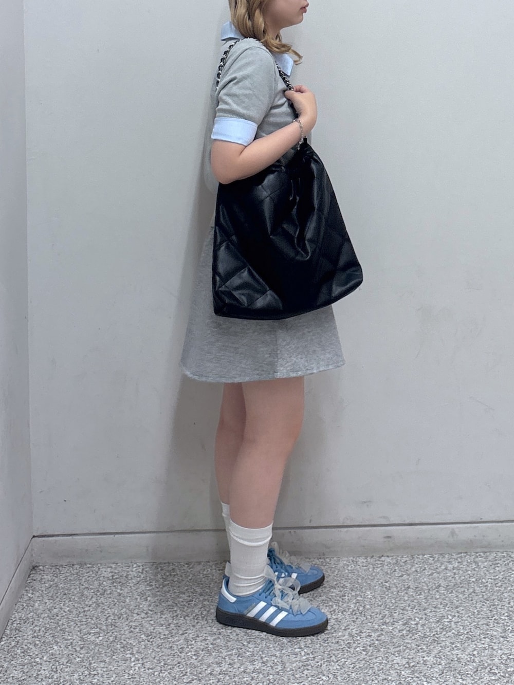 「セットアップ、今日のメイク、スニーカー、夏コーデ、韓国ファッション、プチプラ、ポロシャツ、お出かけコーデ、トートバッグ、休日スタイル、ミニスカート、テーマパークコーデ」｜「FREE'S MARTの◆衿付きレイヤード風半袖ポロニット（ニット/セーター、グレー系）」を使った、nanakaさん（骨格ストレート・レディース・158cm）の夏コーディネートの3枚目の写真