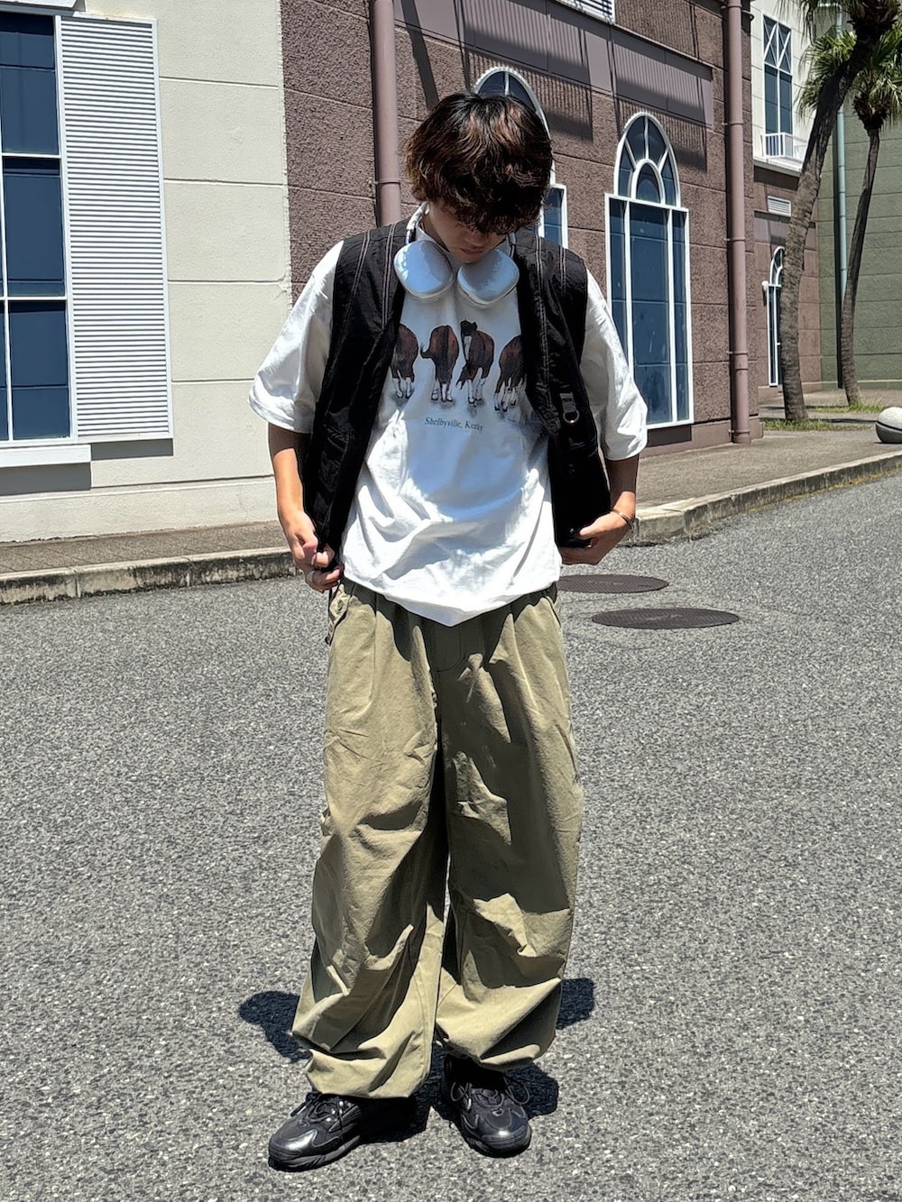 「レイヤードスタイル、カーキ、ベスト、ワイドパンツ、スニーカー、プチプラ、カーゴパンツ、夏コーデ、カジュアルコーデ、ファッションを楽しもう、Tシャツ、Tシャツコーデ、ベストコーデ、ヘッドフォン、CPCM」｜「CPCMのニータックワイドミリタリーパンツ（その他パンツ、グリーン系）」を使った、KOTAさん（メンズ・175cm）の秋コーディネートの2枚目の写真