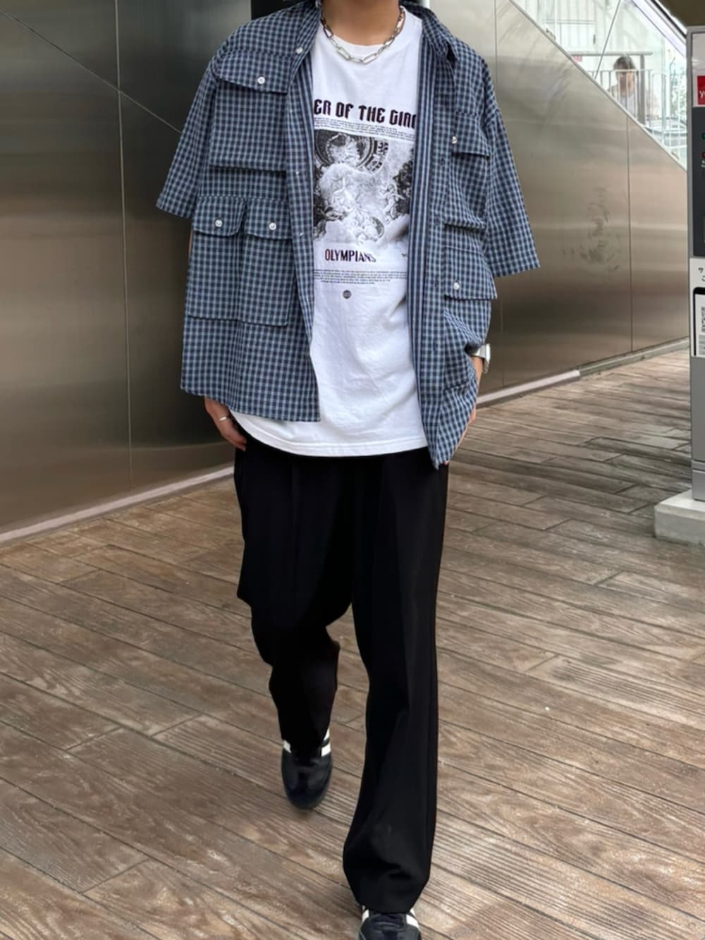 ブルー系のシャツ/ブラウス、ブラック系のスラックスを着用したメンズの夏コーディネートの3枚目の写真