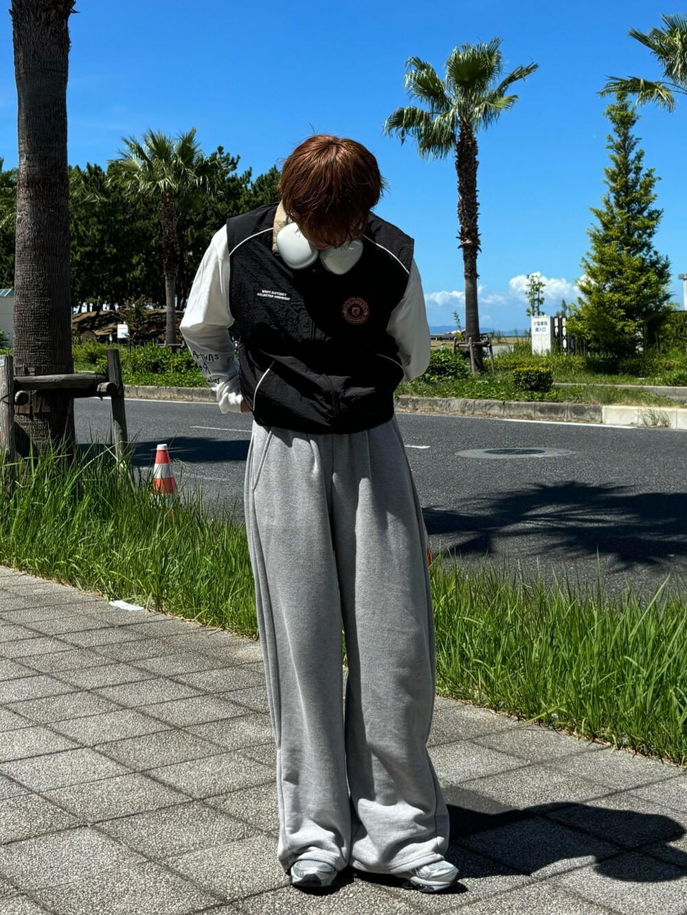 ブラック系のベスト、ホワイト系のTシャツ/カットソーを着用したメンズの秋コーディネートの2枚目の写真