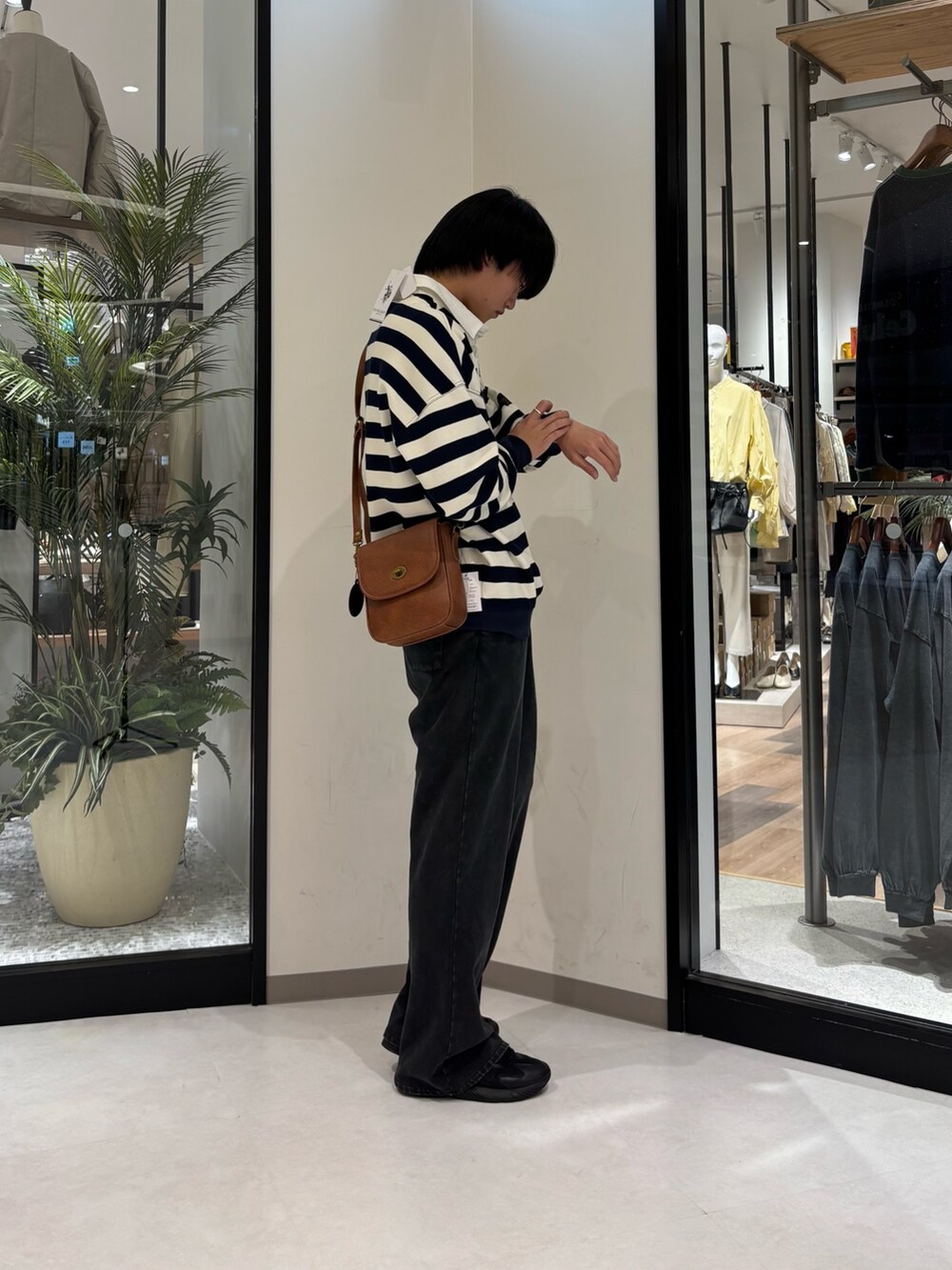 ホワイト系のTシャツ/カットソー、ブラック系のその他パンツ、ブラウン系のショルダーバッグを着用したメンズの春コーディネートの3枚目の写真