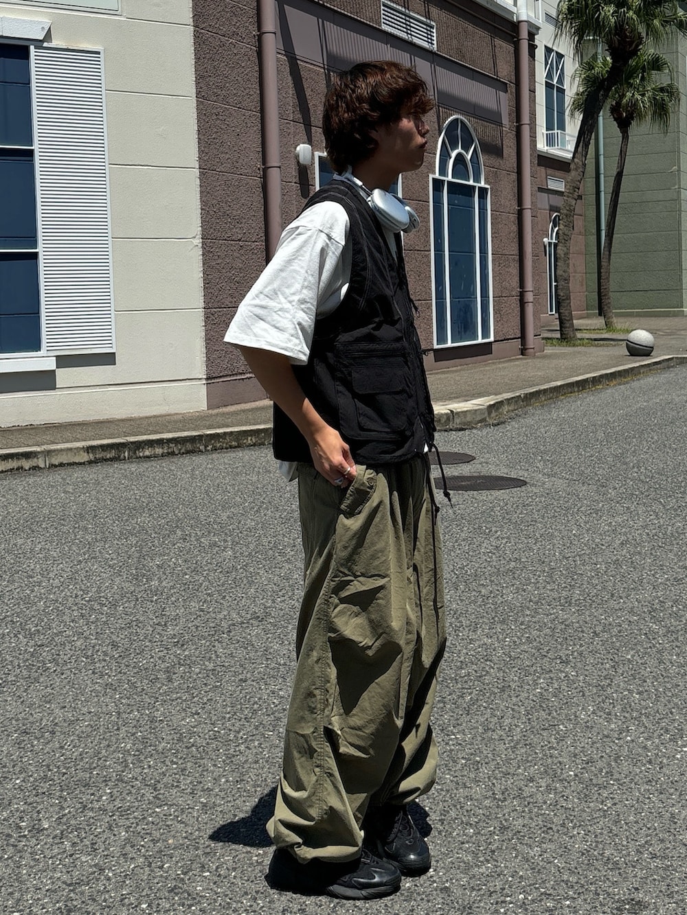 「レイヤードスタイル、カーキ、ベスト、ワイドパンツ、スニーカー、プチプラ、カーゴパンツ、夏コーデ、カジュアルコーデ、ファッションを楽しもう、Tシャツ、Tシャツコーデ、ベストコーデ、ヘッドフォン、CPCM」｜「CPCMのニータックワイドミリタリーパンツ（その他パンツ、グリーン系）」を使った、KOTAさん（メンズ・175cm）の秋コーディネートの3枚目の写真