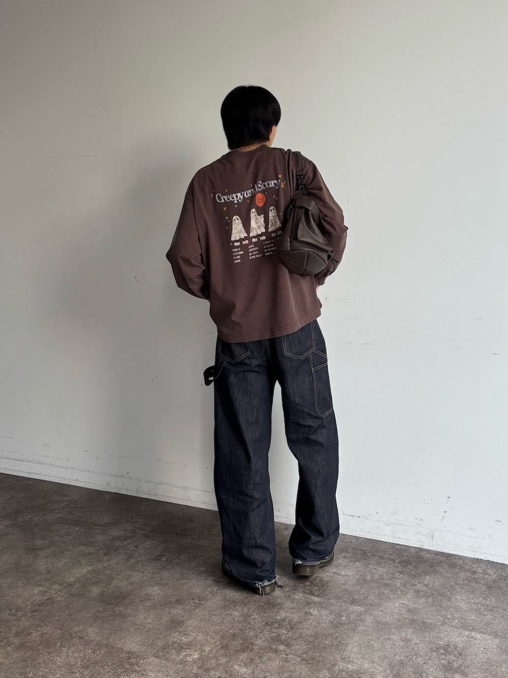 ブルー系のデニムパンツ、ブラウン系のショルダーバッグ、ブラウン系のTシャツ/カットソーを着用したメンズの夏コーディネートの3枚目の写真