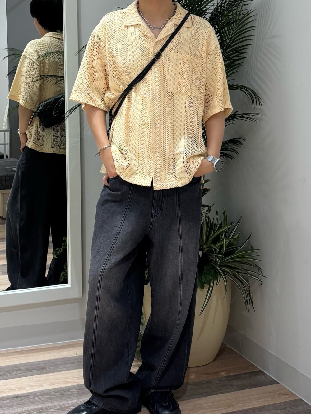 ブラック系のデニムパンツ、ホワイト系のシャツ/ブラウス、ブラック系のショルダーバッグを着用したメンズの夏コーディネートの2枚目の写真