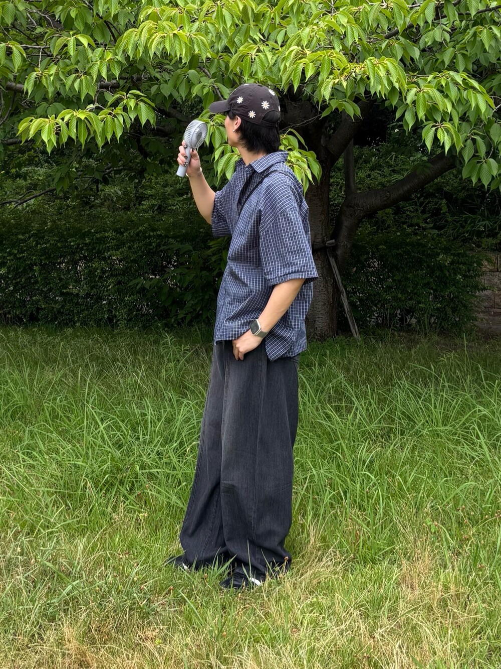 ブラック系のデニムパンツ、ブラック系のショルダーバッグを着用したメンズの夏コーディネートの3枚目の写真