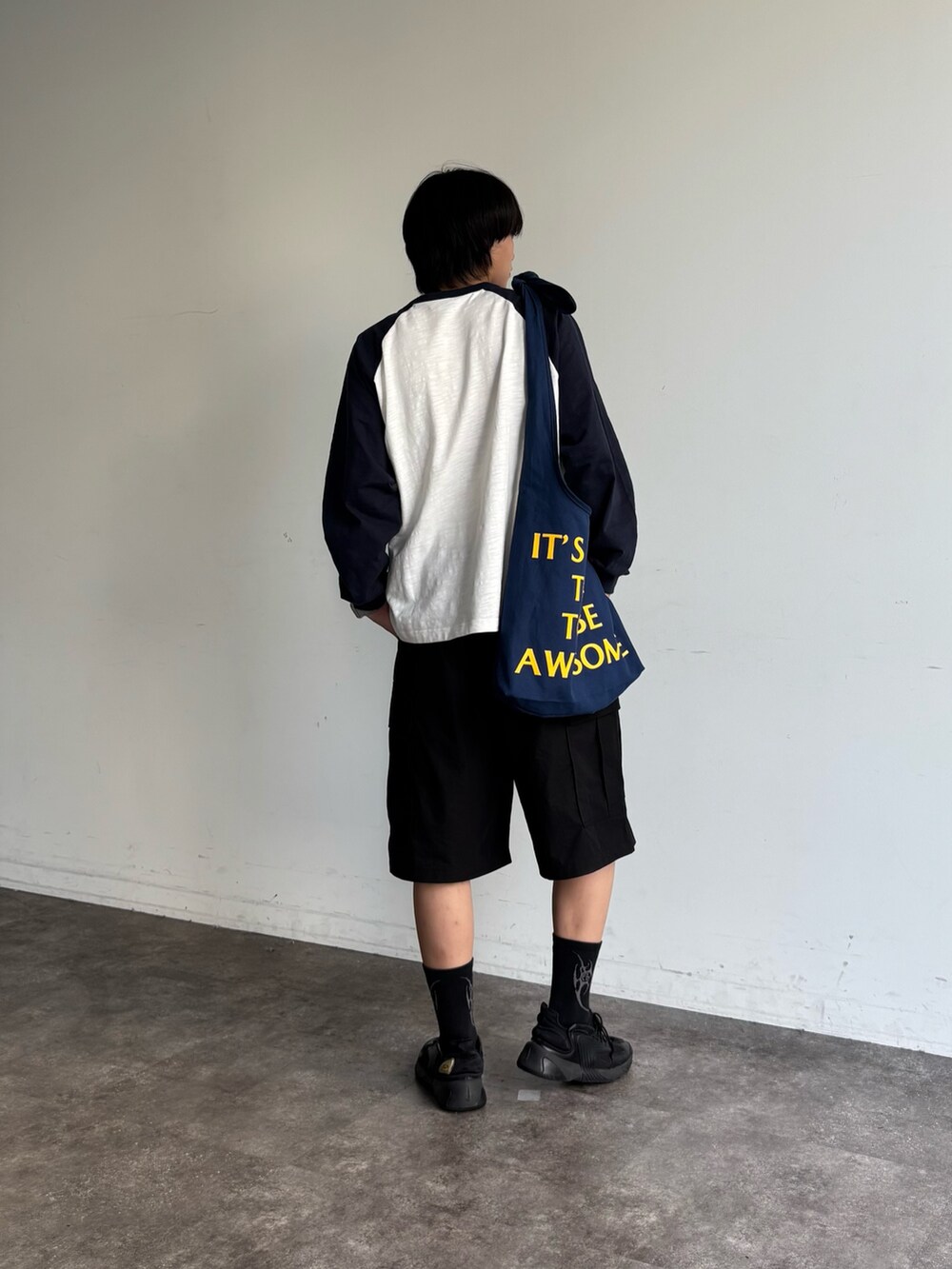 ブラック系のその他パンツ、ブルー系のTシャツ/カットソー、ブルー系のトートバッグを着用したメンズの夏コーディネートの3枚目の写真