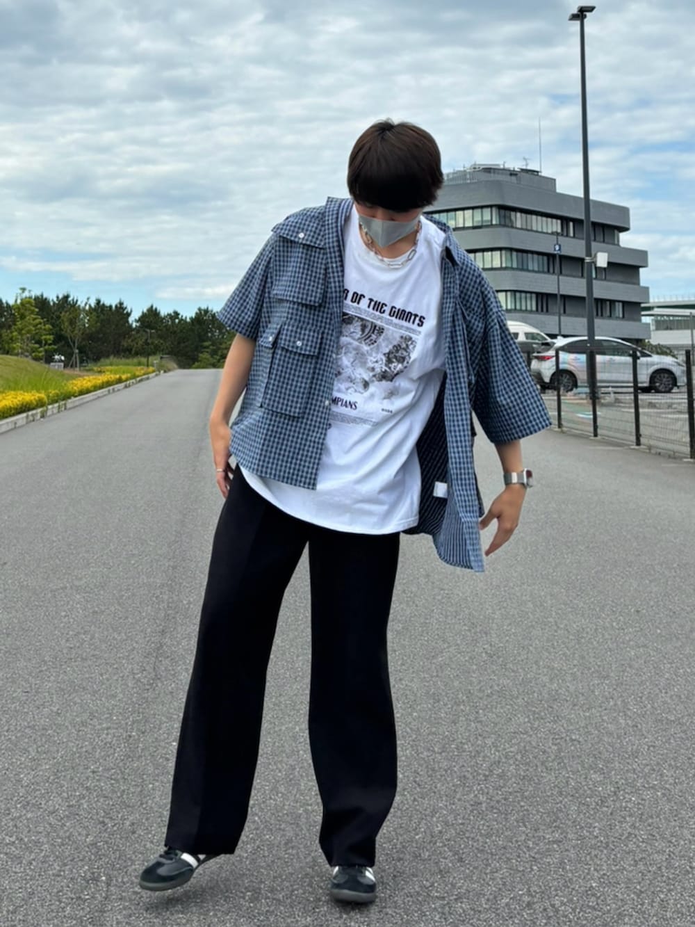 ブルー系のシャツ/ブラウス、ブラック系のスラックスを着用したメンズの夏コーディネートの2枚目の写真