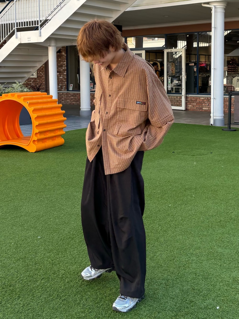 ブラウン系のシャツ/ブラウス、ブラック系のその他パンツを着用したメンズの秋コーディネートの3枚目の写真