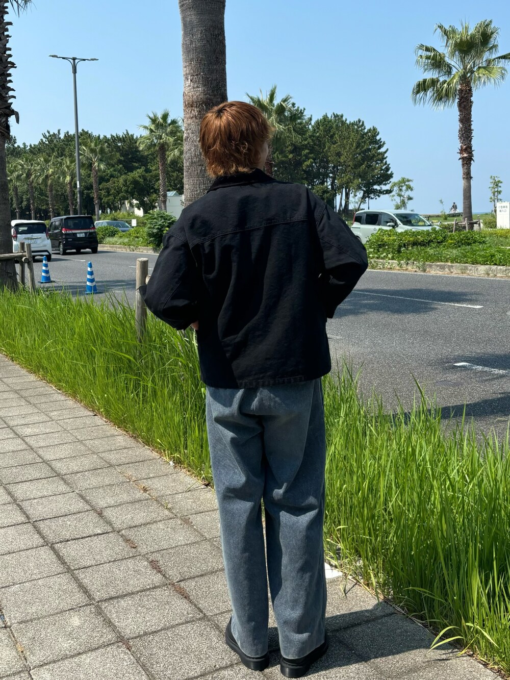 ブルー系のその他パンツ、ブラック系のTシャツ/カットソー、グレー系のブルゾンを着用したメンズの秋コーディネートの4枚目の写真