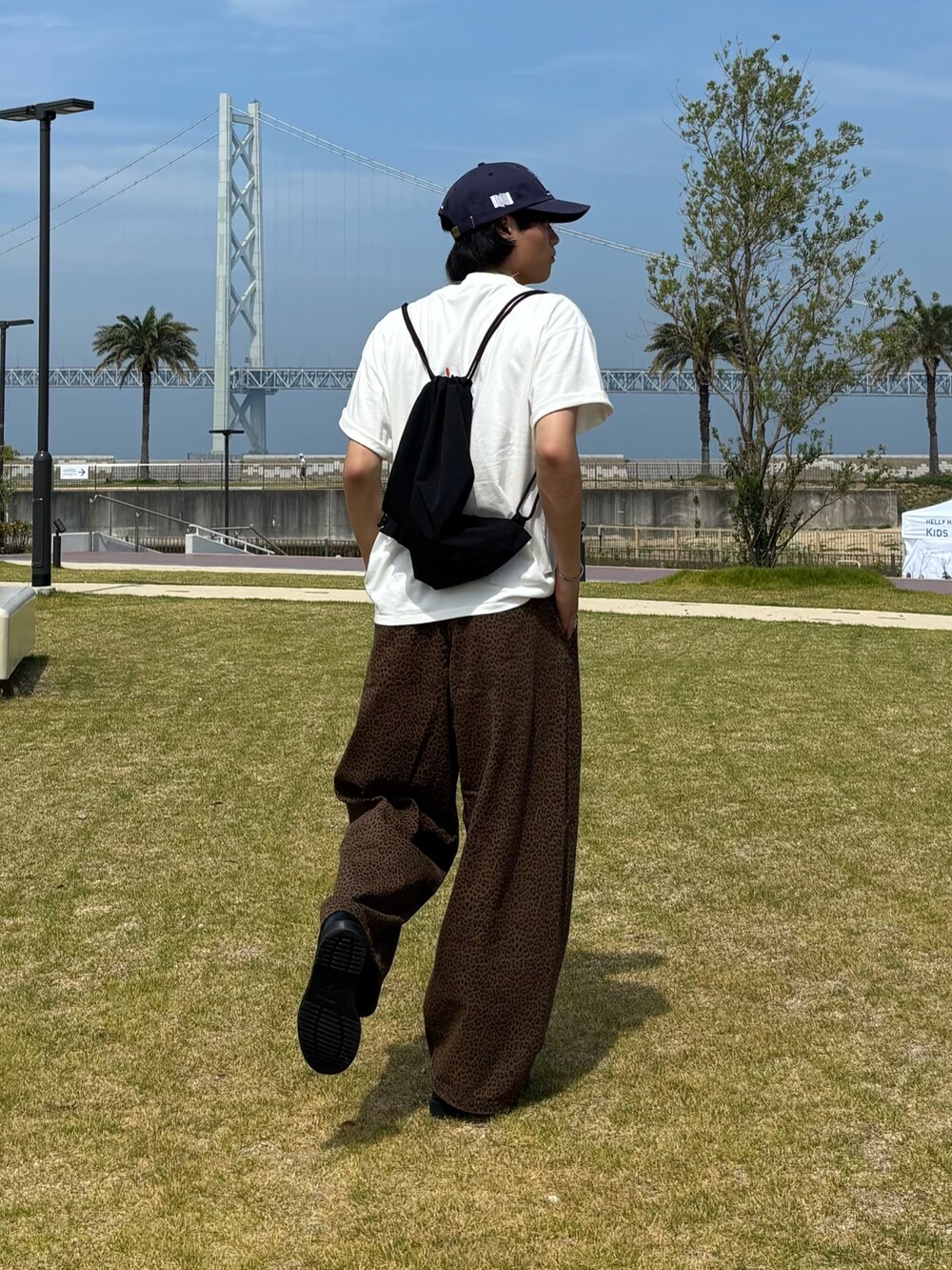 ホワイト系のTシャツ/カットソー、ブラック系のセットアップ、ブルー系のキャップを着用したメンズの夏コーディネートの3枚目の写真