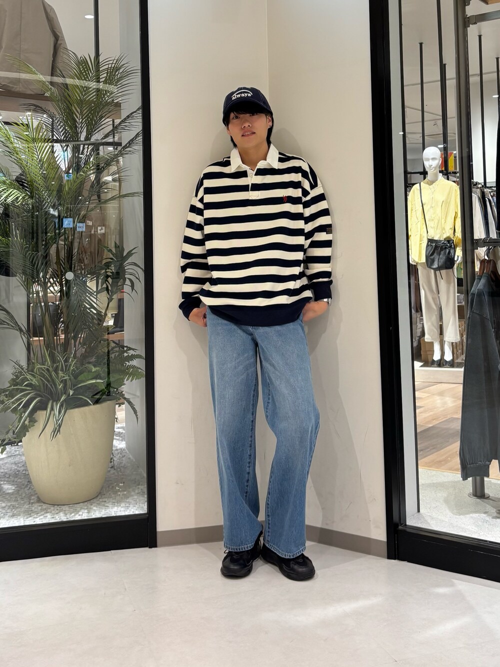 ブルー系のデニムパンツ、ホワイト系のTシャツ/カットソー、ブルー系のキャップを着用したメンズの春コーディネートの2枚目の写真