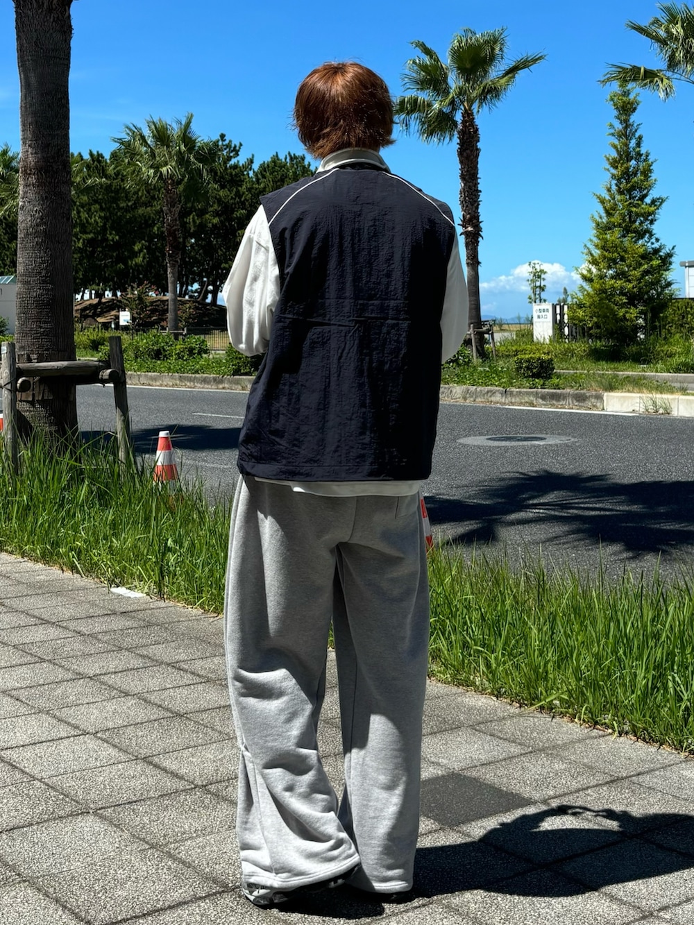 ブルー系のベストを着用したメンズの秋コーディネートの3枚目の写真