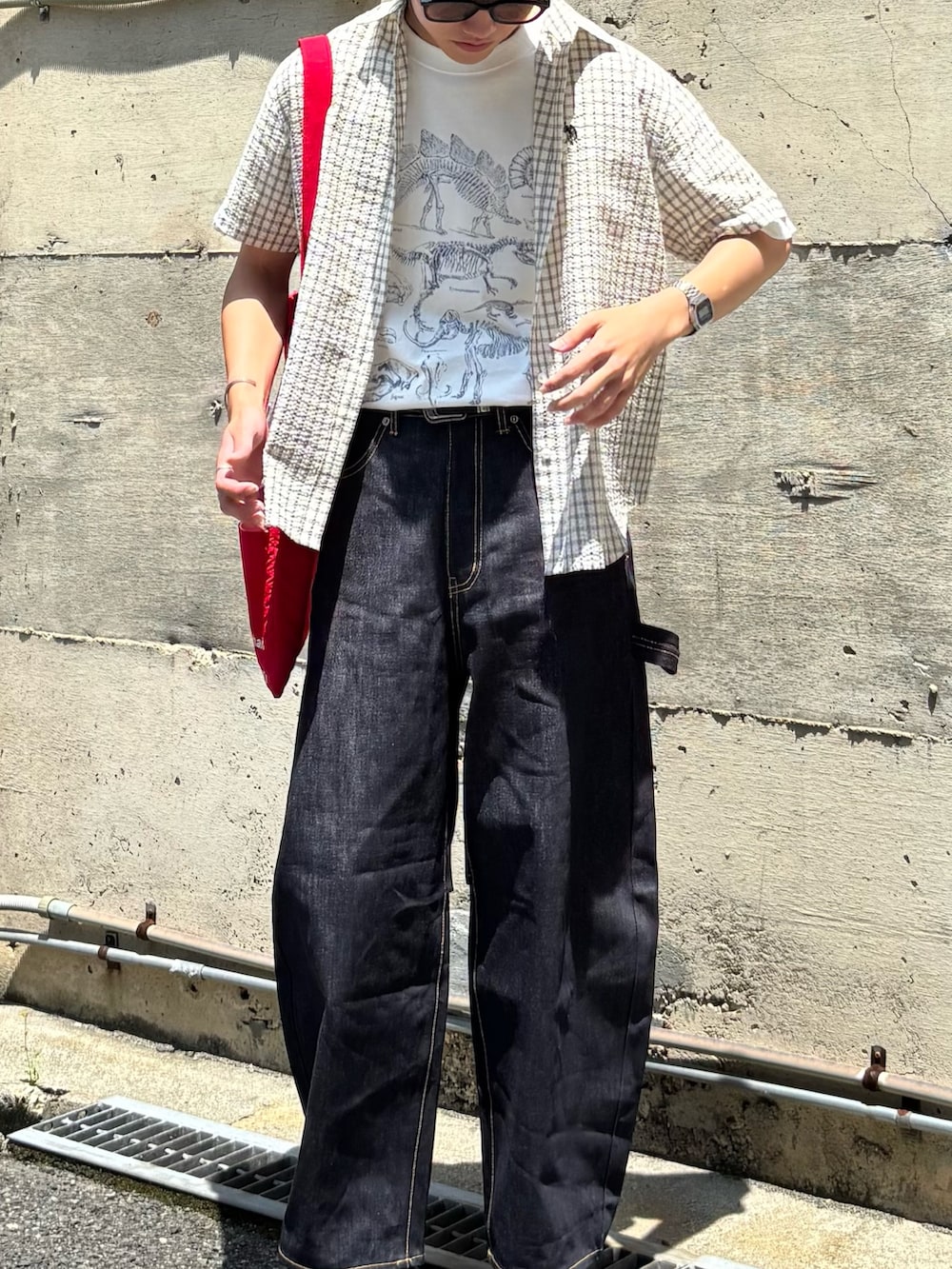 ホワイト系のTシャツ/カットソー、ホワイト系のシャツ/ブラウス、ブルー系のデニムパンツを着用したメンズの夏コーディネートの2枚目の写真