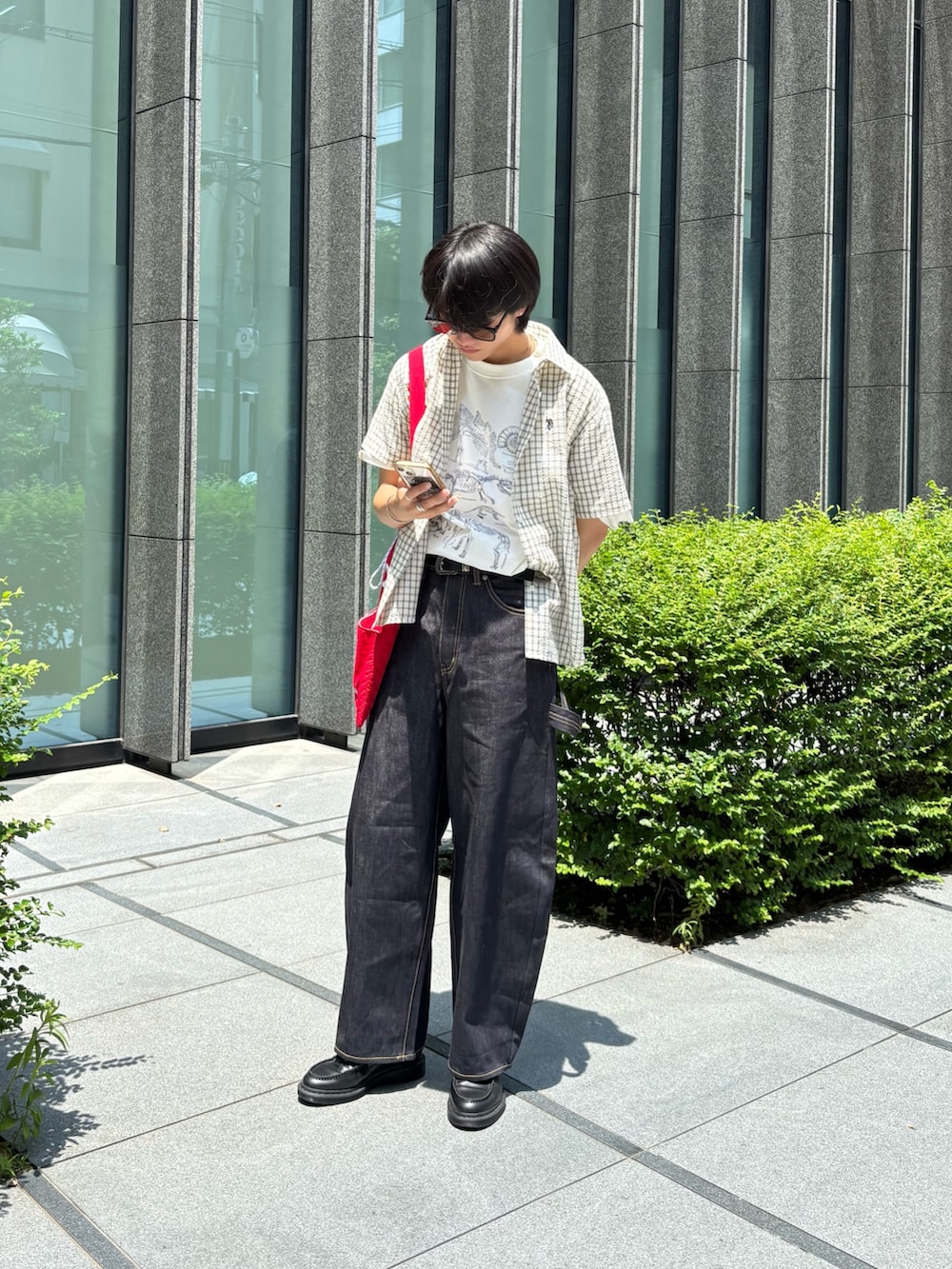 ホワイト系のTシャツ/カットソー、ホワイト系のシャツ/ブラウス、ブルー系のデニムパンツを着用したメンズの夏コーディネートの3枚目の写真