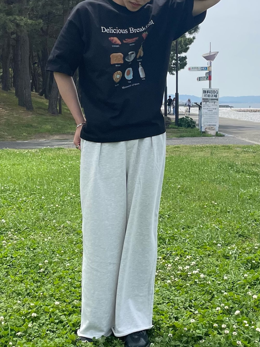 ホワイト系のその他パンツ、ブラック系のTシャツ/カットソーを着用したメンズの春コーディネートの2枚目の写真