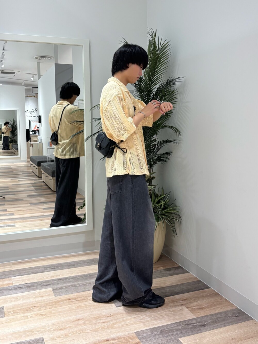 ブラック系のデニムパンツ、ホワイト系のシャツ/ブラウス、ブラック系のショルダーバッグを着用したメンズの夏コーディネートの3枚目の写真