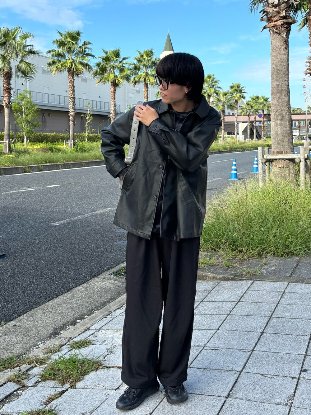 ブラック系のその他パンツ、グレー系のショルダーバッグを着用したメンズの秋コーディネートの4枚目の写真