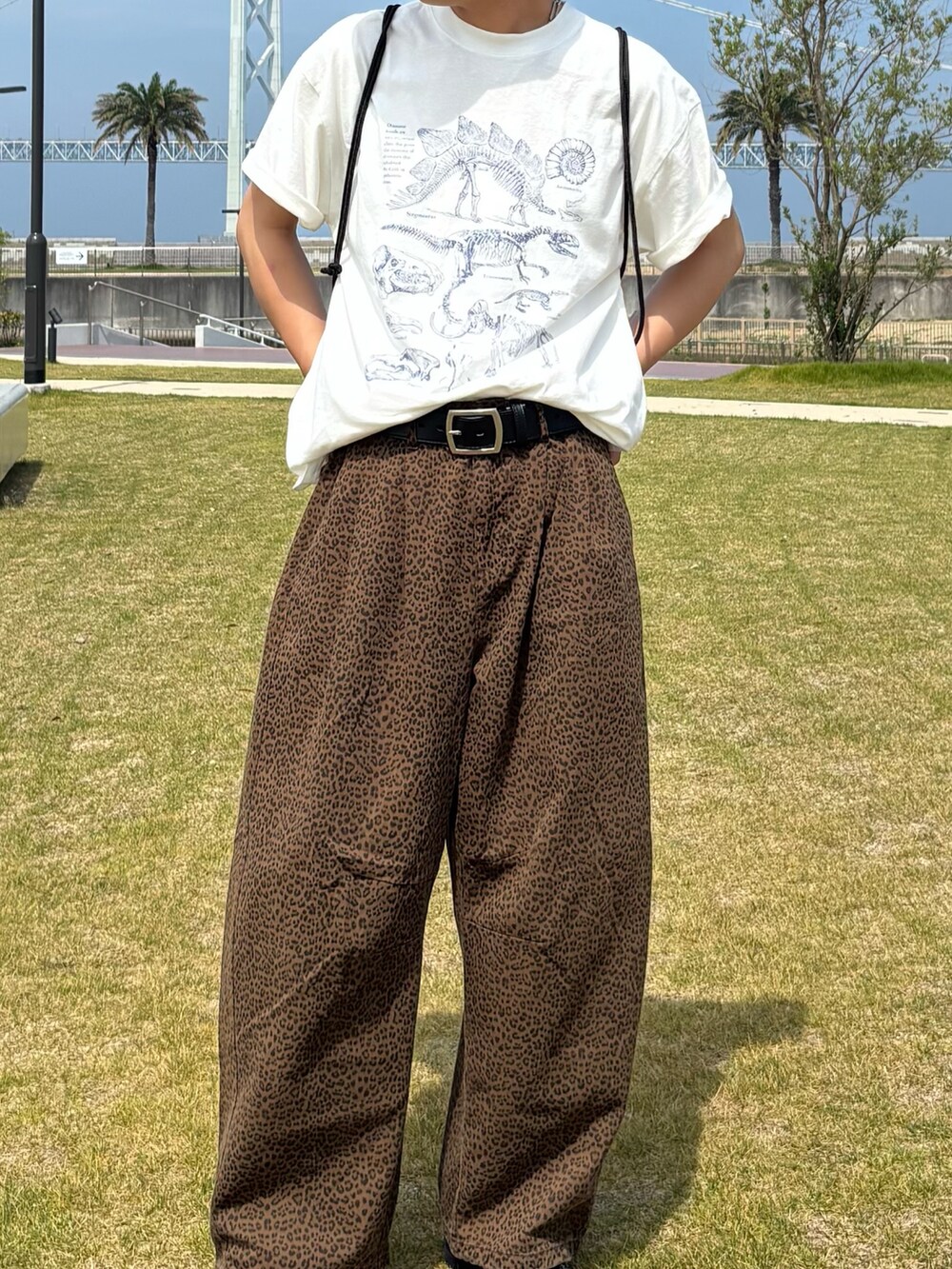 ホワイト系のTシャツ/カットソー、ブラック系のセットアップ、ブルー系のキャップを着用したメンズの夏コーディネートの2枚目の写真