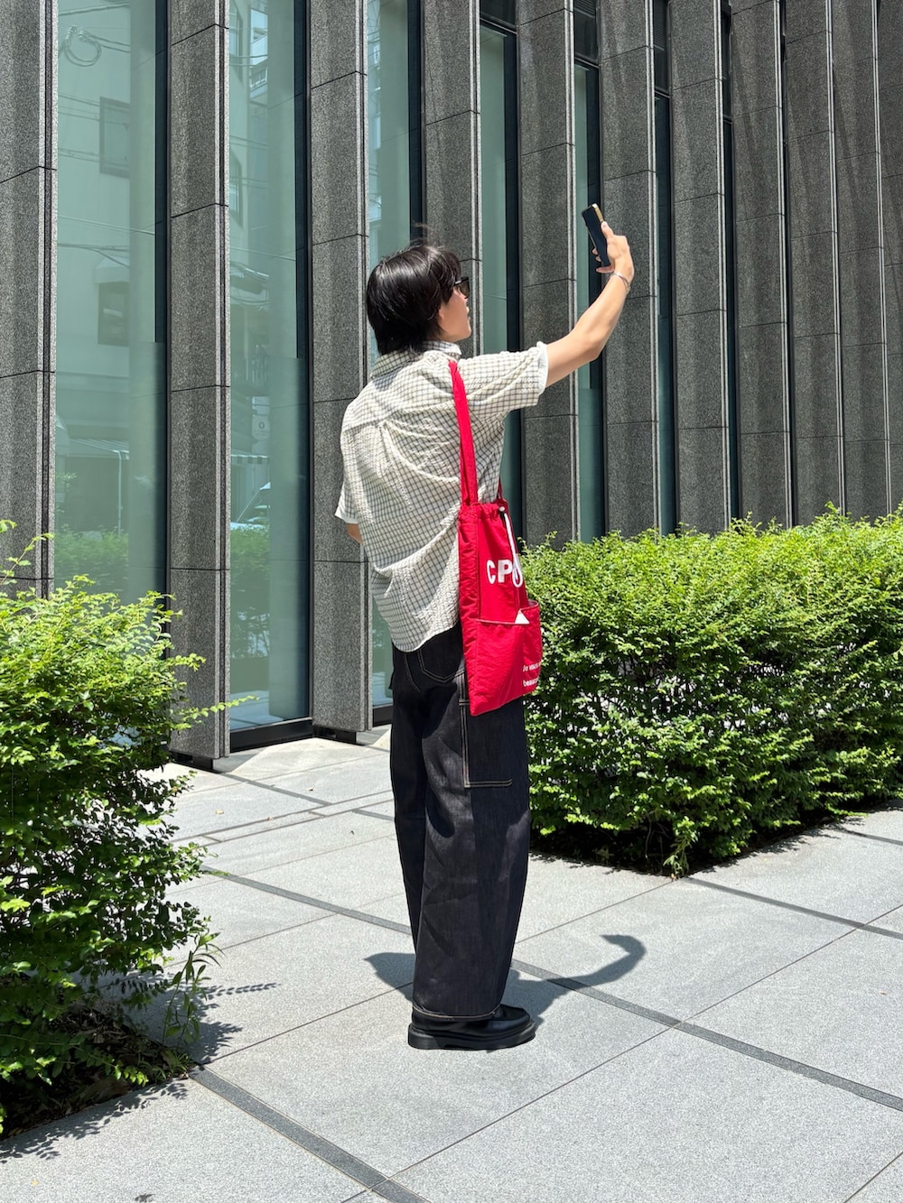 ホワイト系のTシャツ/カットソー、ホワイト系のシャツ/ブラウス、ブルー系のデニムパンツを着用したメンズの夏コーディネートの4枚目の写真