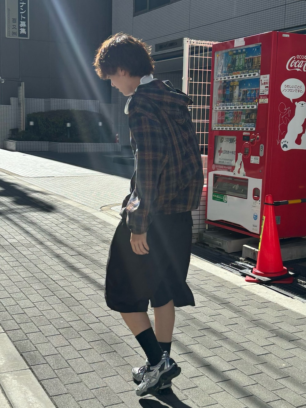 「休日スタイル、きれいめカジュアル、韓国ファッション、シンプル、ハーフパンツ、ストリートコーデ、お出かけコーデ、夏コーデ、カジュアルコーデ、スニーカー、チェック、アノラックパーカー、ヘッドフォン、パーカー、CPCM」｜「CPCMのチェックアノラックパーカー（シャツ/ブラウス、グリーン系）」を使った、KOTAさん（メンズ・175cm）の夏コーディネートの2枚目の写真